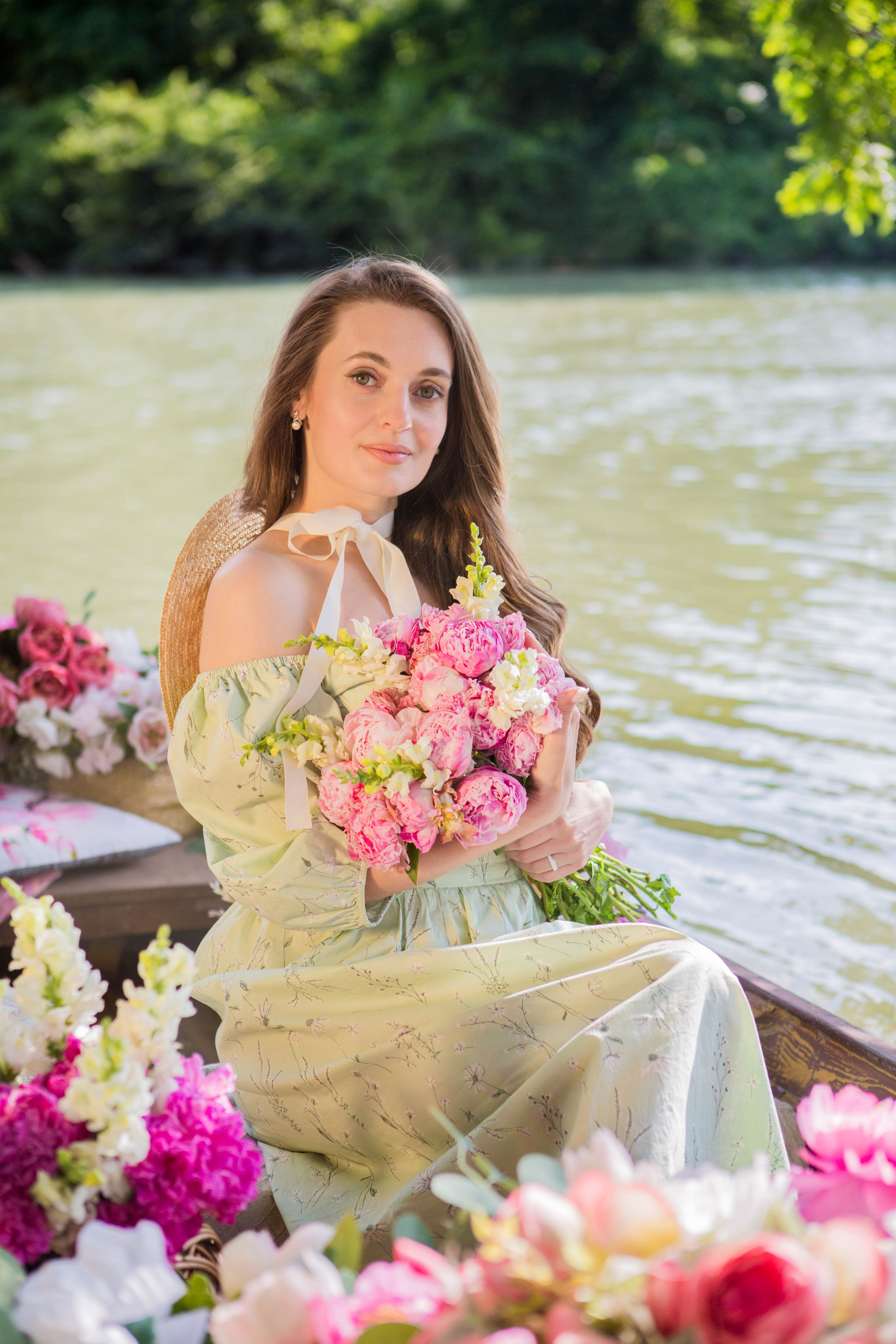 Лодка с пионами. Свадебный семейный и детский фотограф в Краснодаре Карина Федоровская