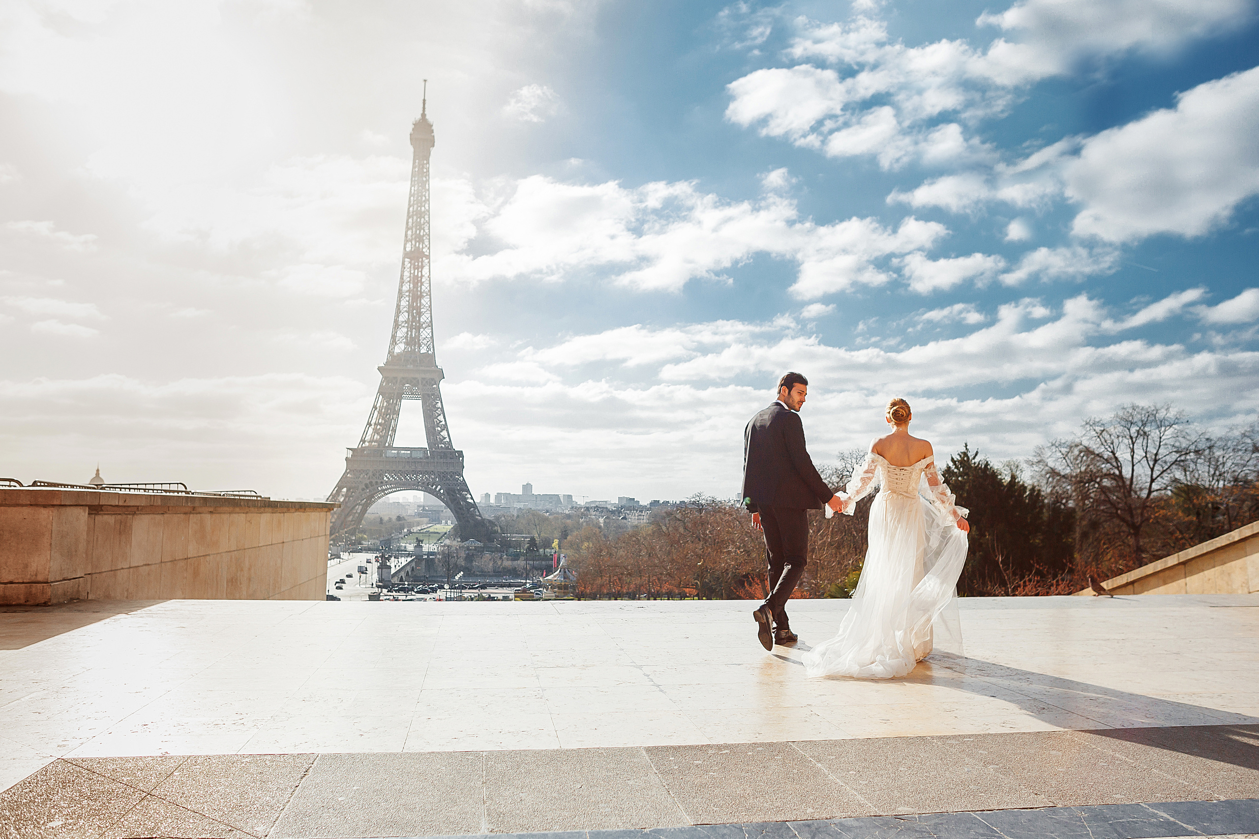 Свадьба в Париже, на площади Трокадеро. Прогулка молодожен в солнечный день в центре Франции