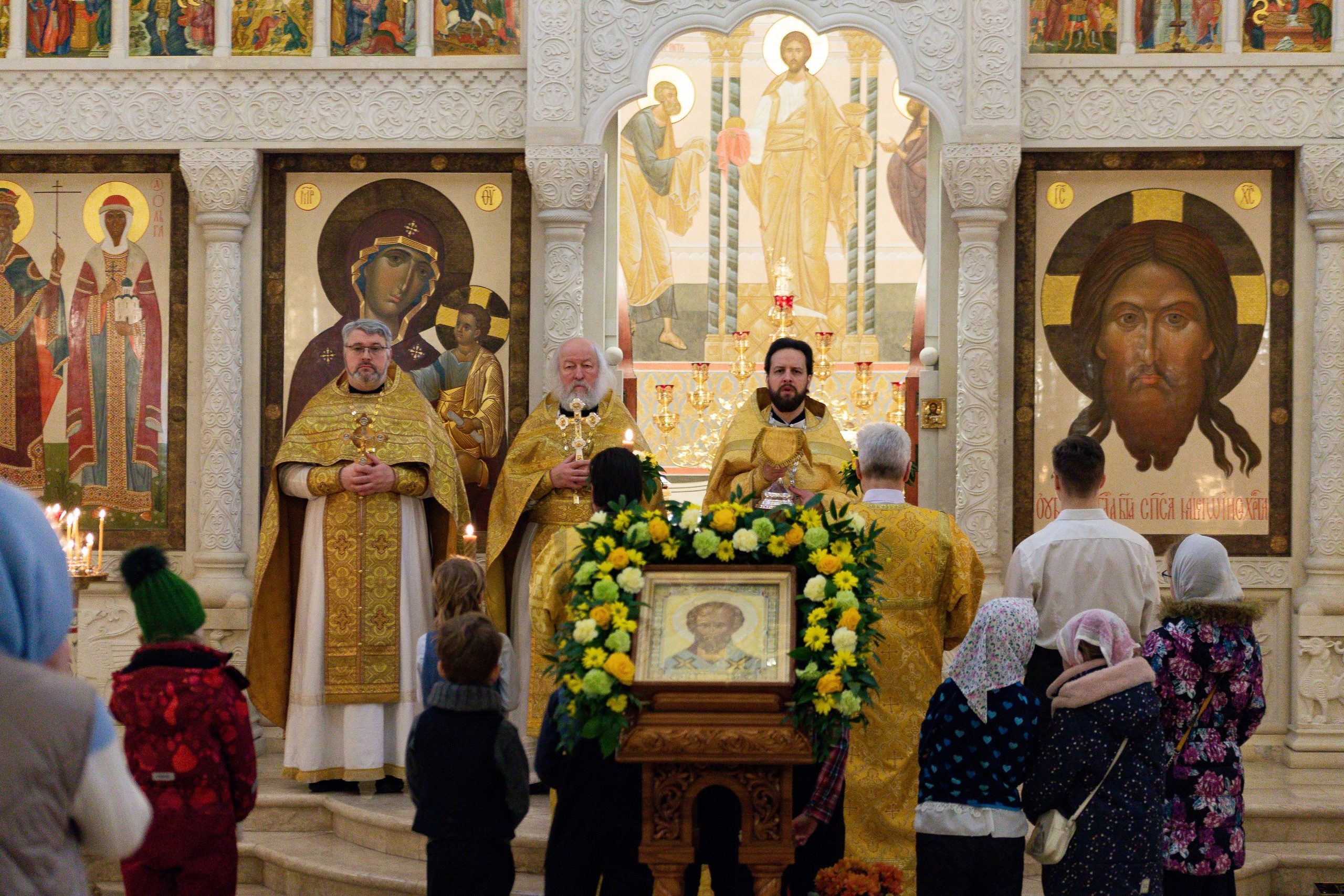 Праздничное богослужение Святителю Николаю 19 декабря. Интерьерный фотограф в Москве Роман Потапов