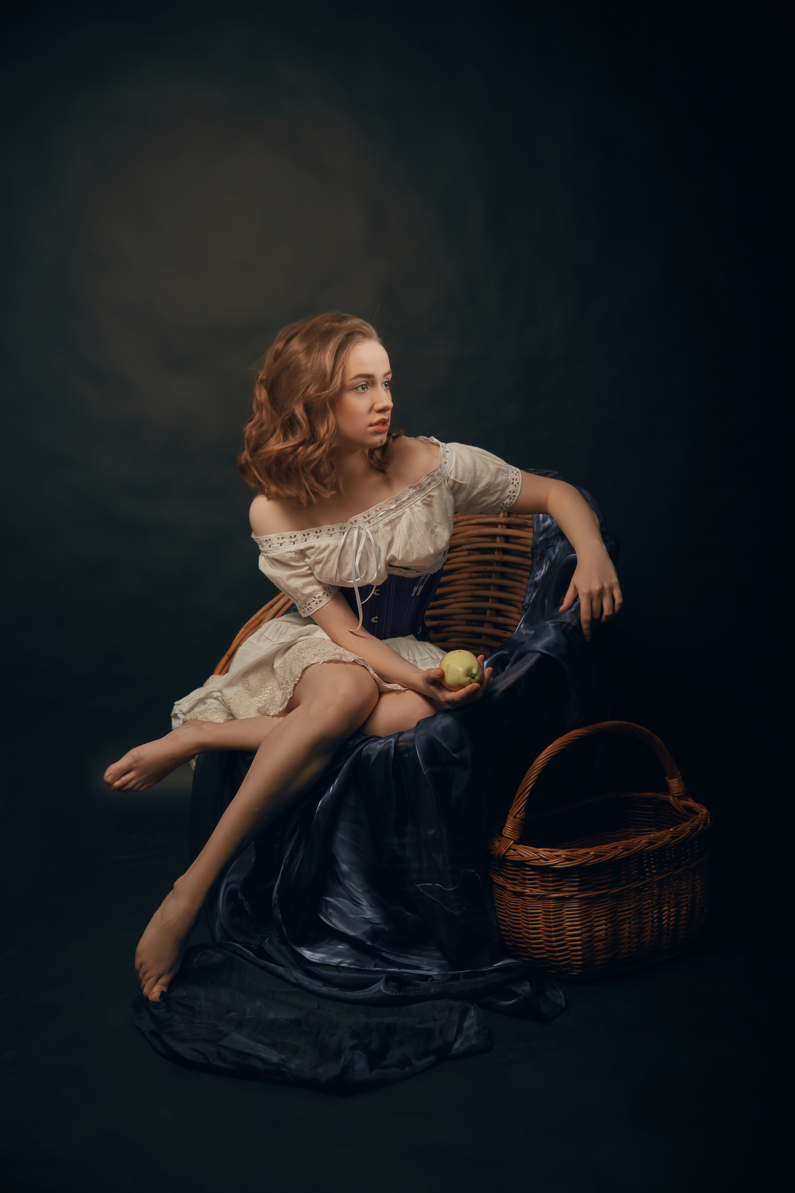 Лиза с яблоком. Свадебный фотограф, портретный фотограф в Москве и Саратове Оксана Анциферова