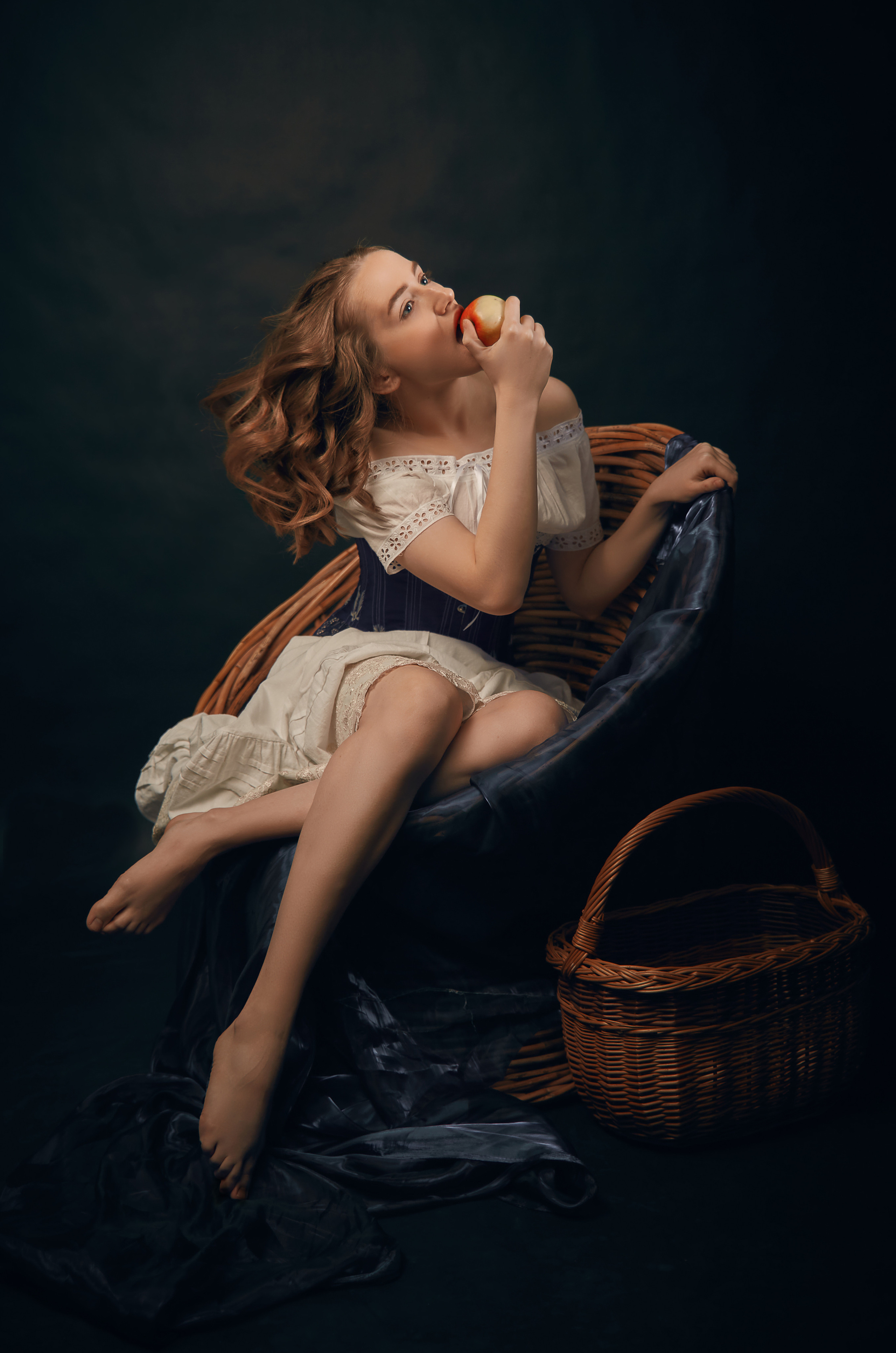 Лиза с яблоком. Свадебный фотограф, портретный фотограф в Москве и Саратове Оксана Анциферова