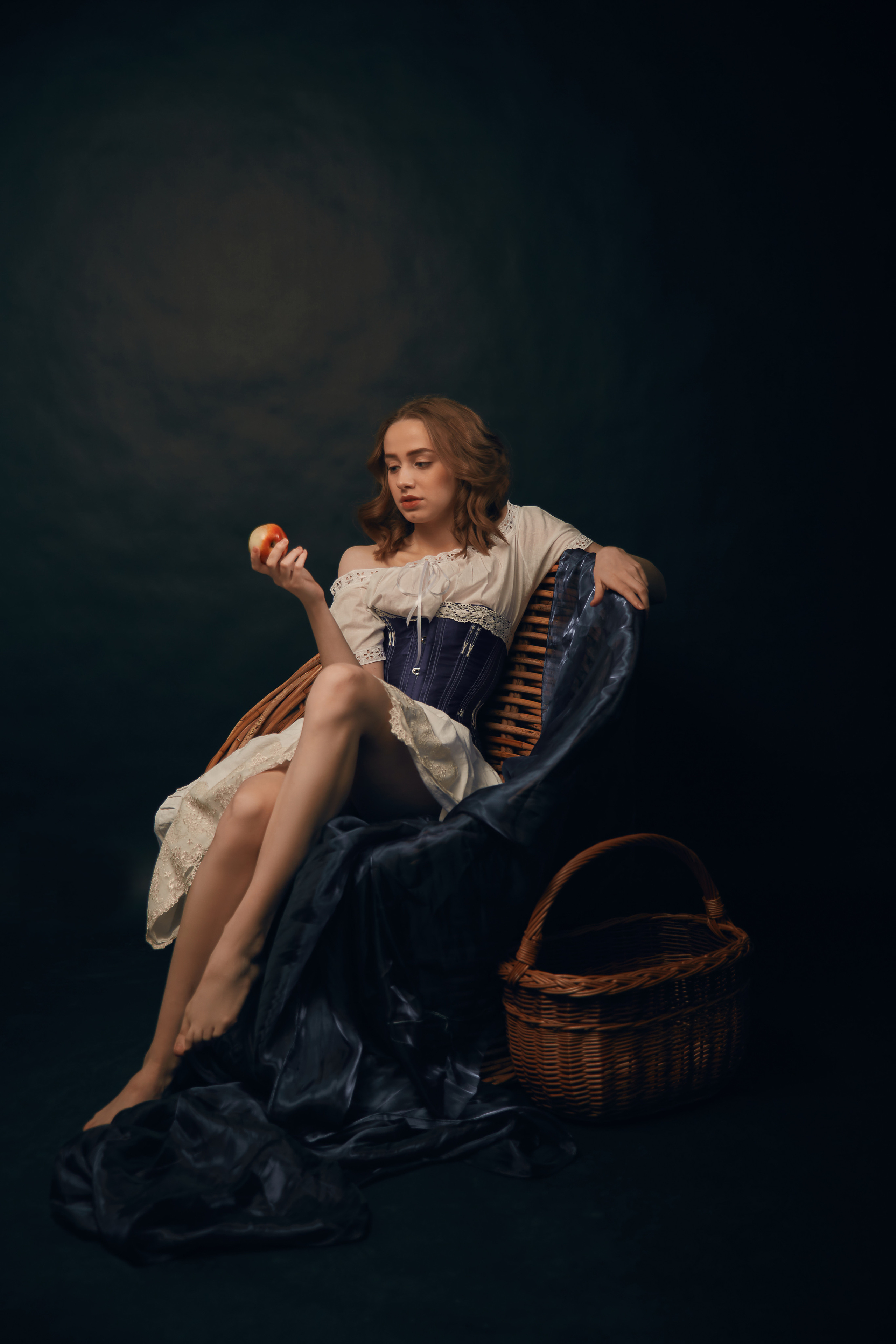 Лиза с яблоком. Свадебный фотограф, портретный фотограф в Москве и Саратове Оксана Анциферова