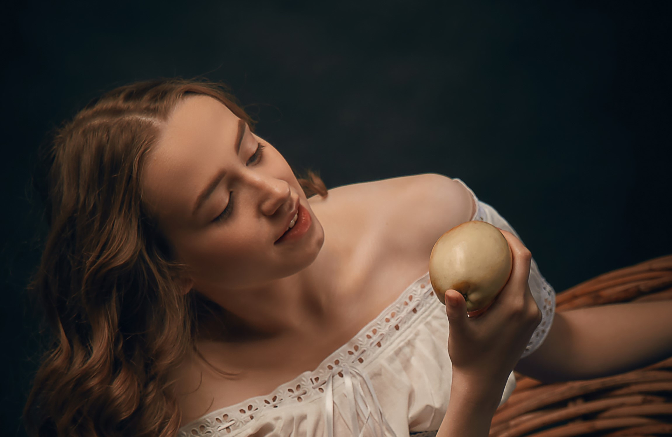 Лиза с яблоком. Свадебный фотограф, портретный фотограф в Москве и Саратове Оксана Анциферова