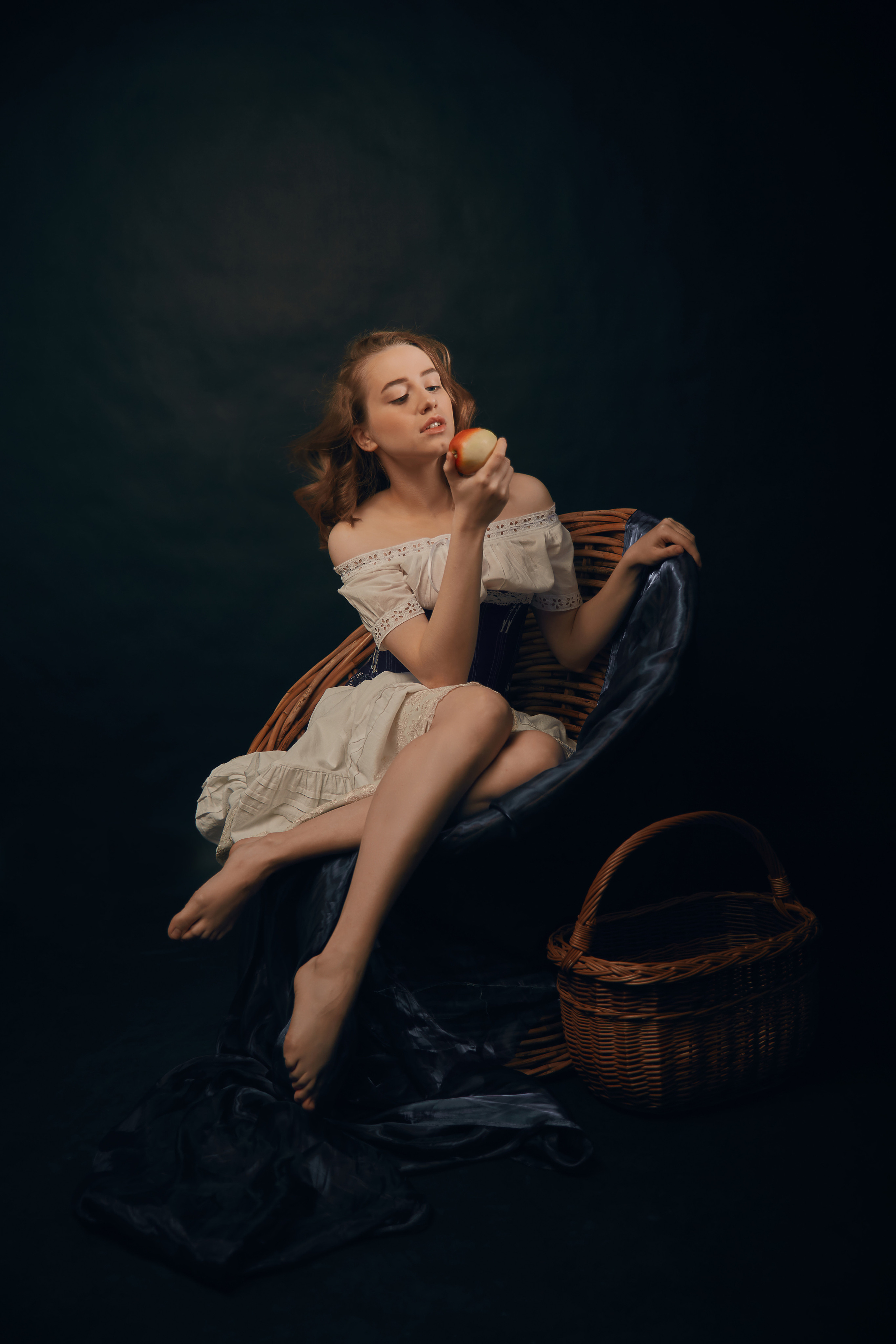 Лиза с яблоком. Свадебный фотограф, портретный фотограф в Москве и Саратове Оксана Анциферова