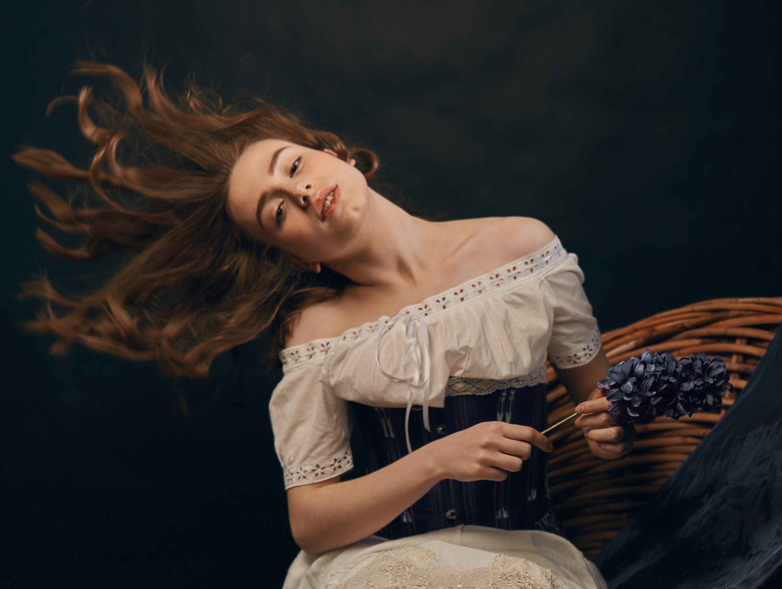 Лиза с яблоком. Свадебный фотограф, портретный фотограф в Москве и Саратове Оксана Анциферова