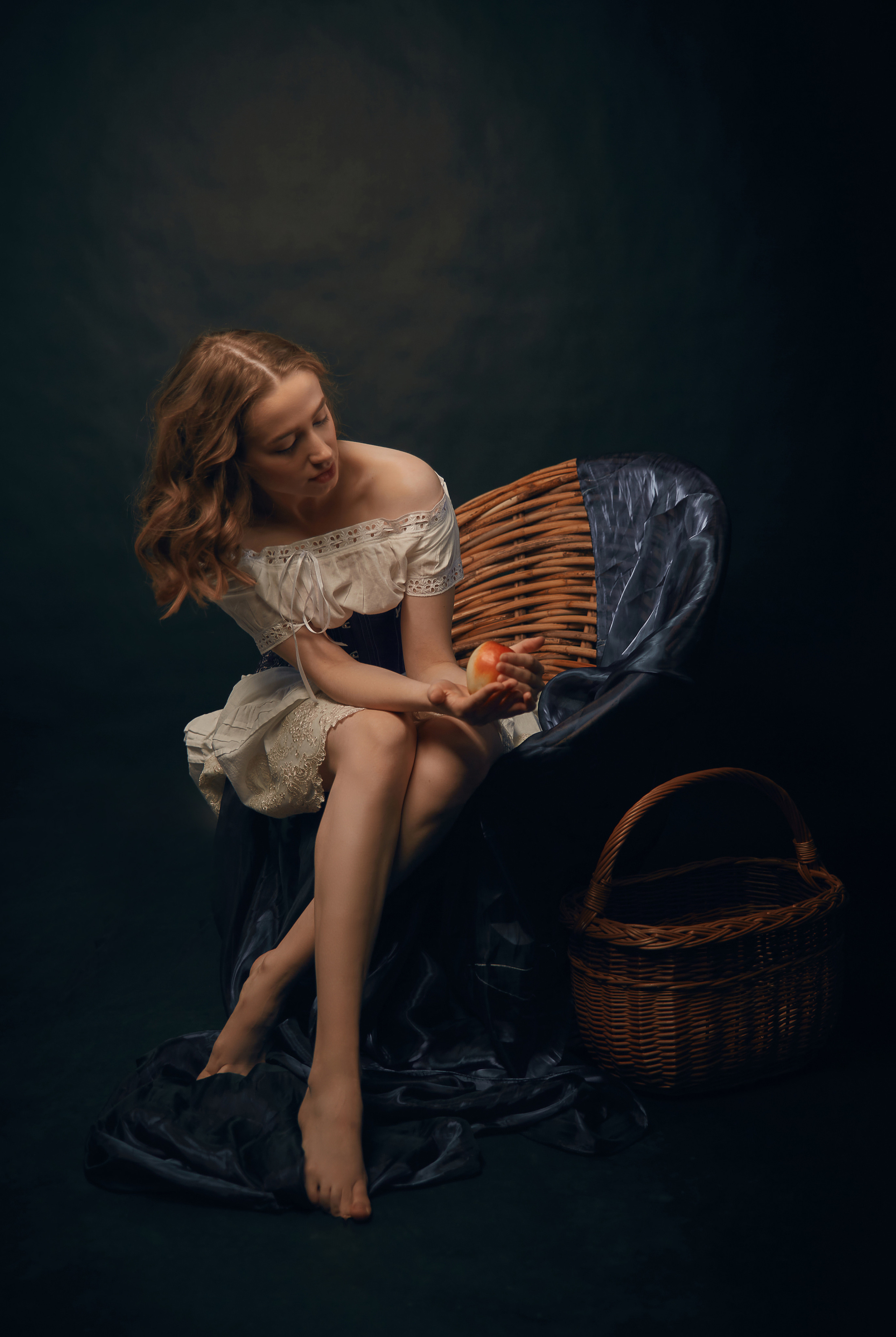 Лиза с яблоком. Свадебный фотограф, портретный фотограф в Москве и Саратове Оксана Анциферова