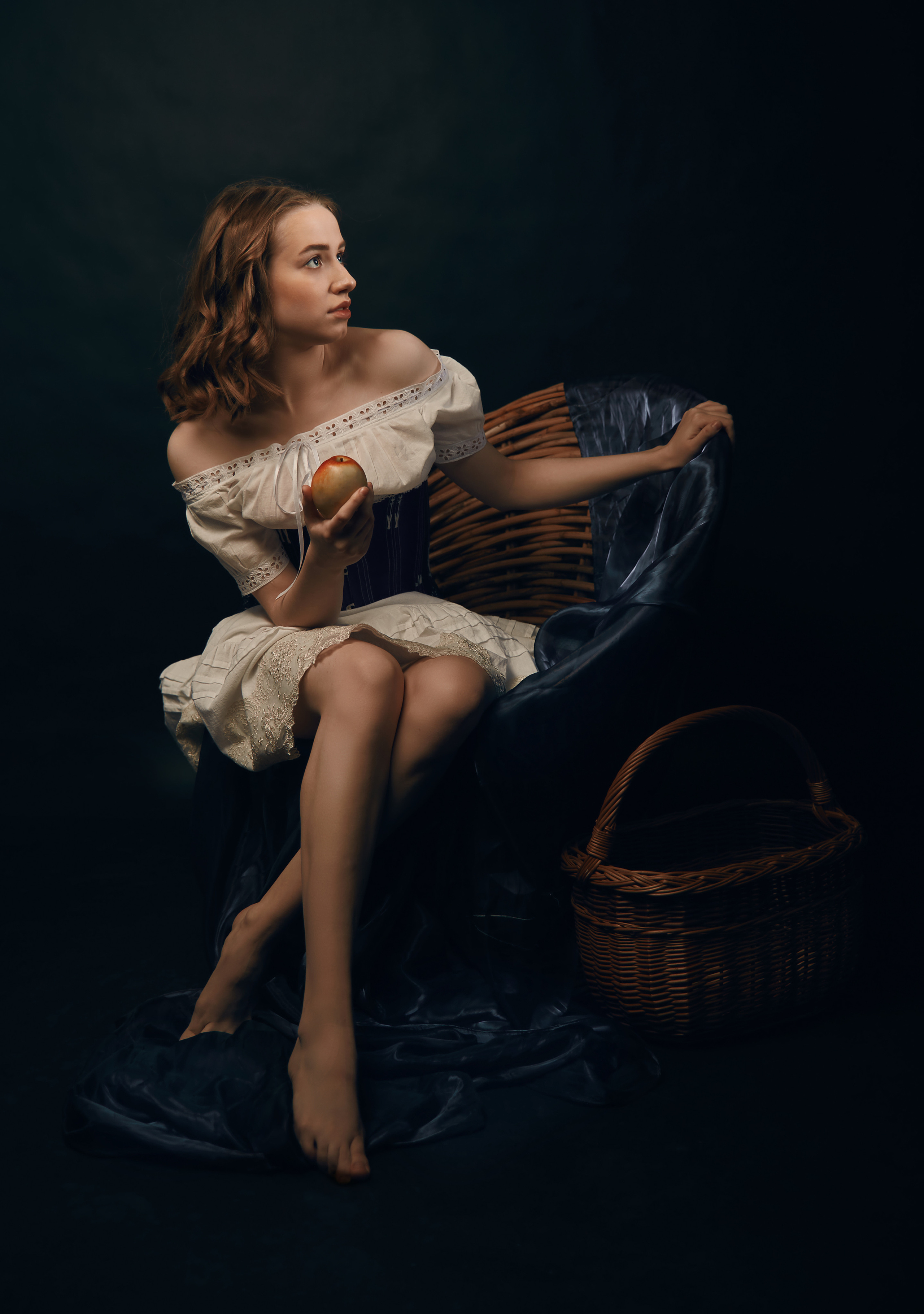 Лиза с яблоком. Свадебный фотограф, портретный фотограф в Москве и Саратове Оксана Анциферова