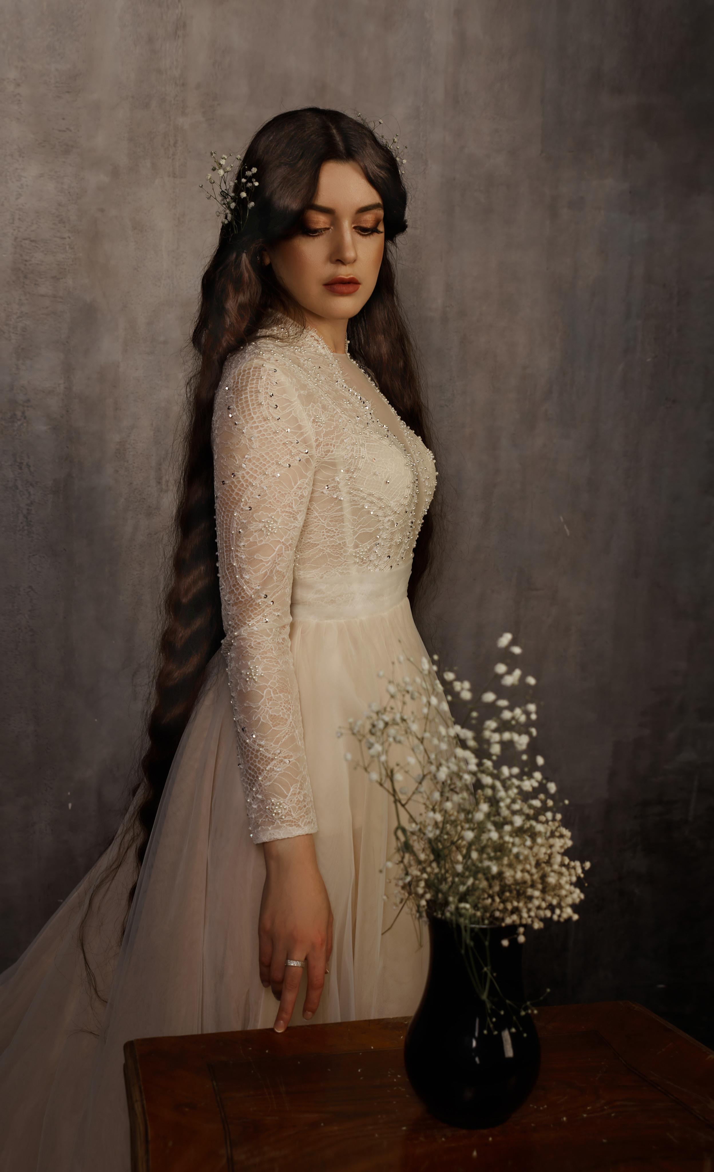 красивая девушка возле букета гипсофилы