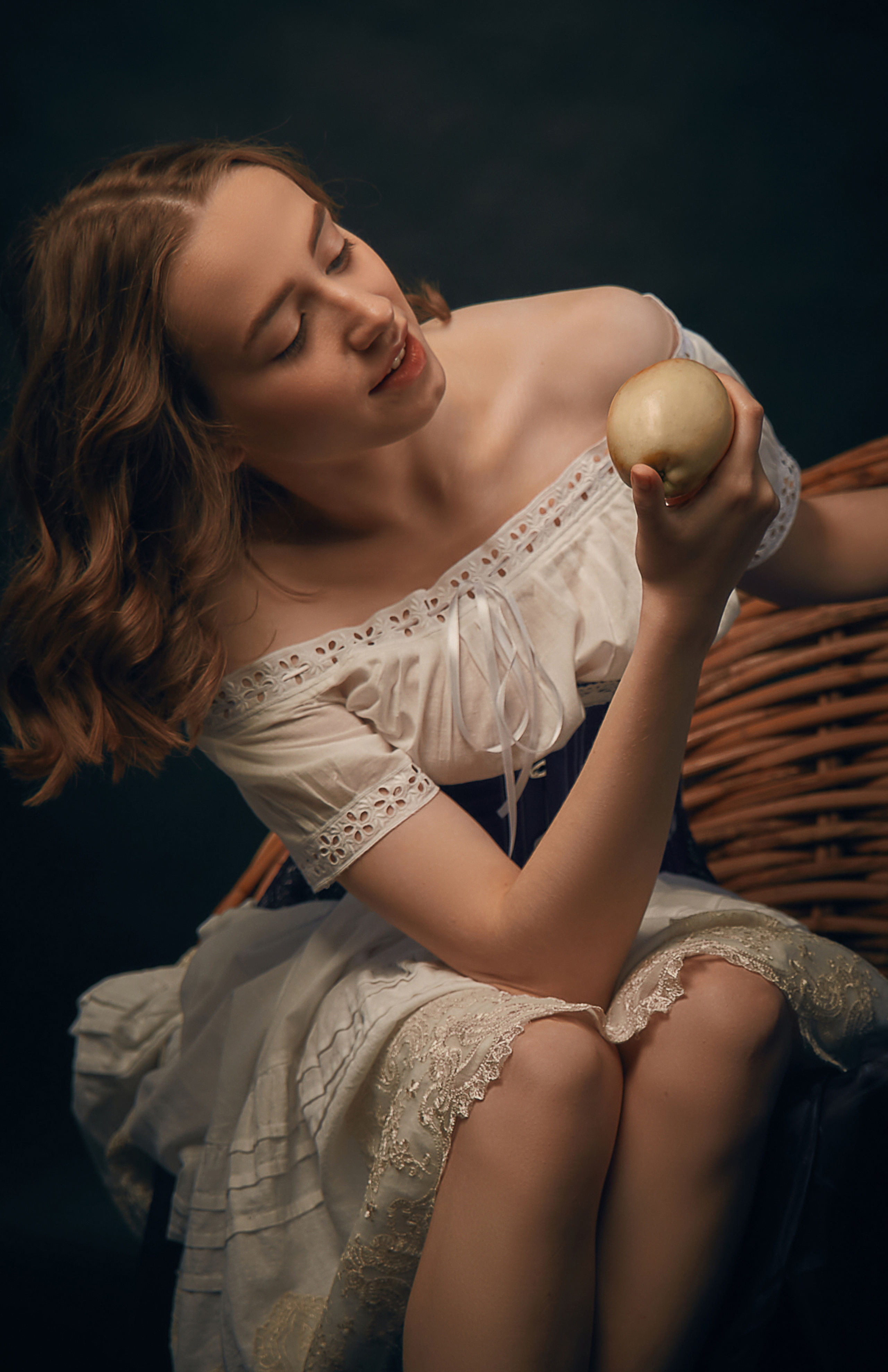 Лиза с яблоком. Свадебный фотограф, портретный фотограф в Москве и Саратове Оксана Анциферова