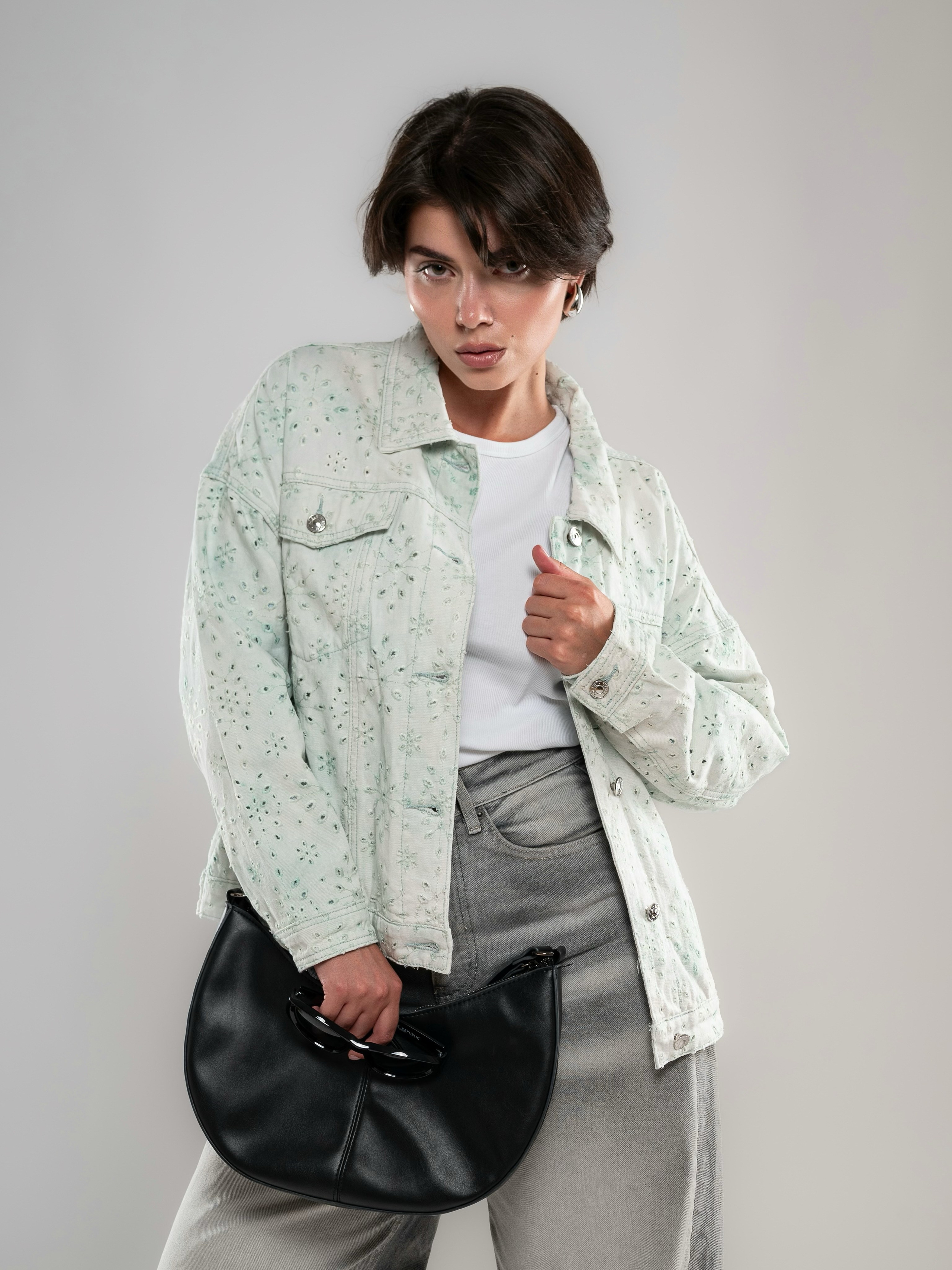 Джинсовые куртки на 2х моделях. Предметный фотограф, фото для маркетплейсов Пятигорск, КМВ