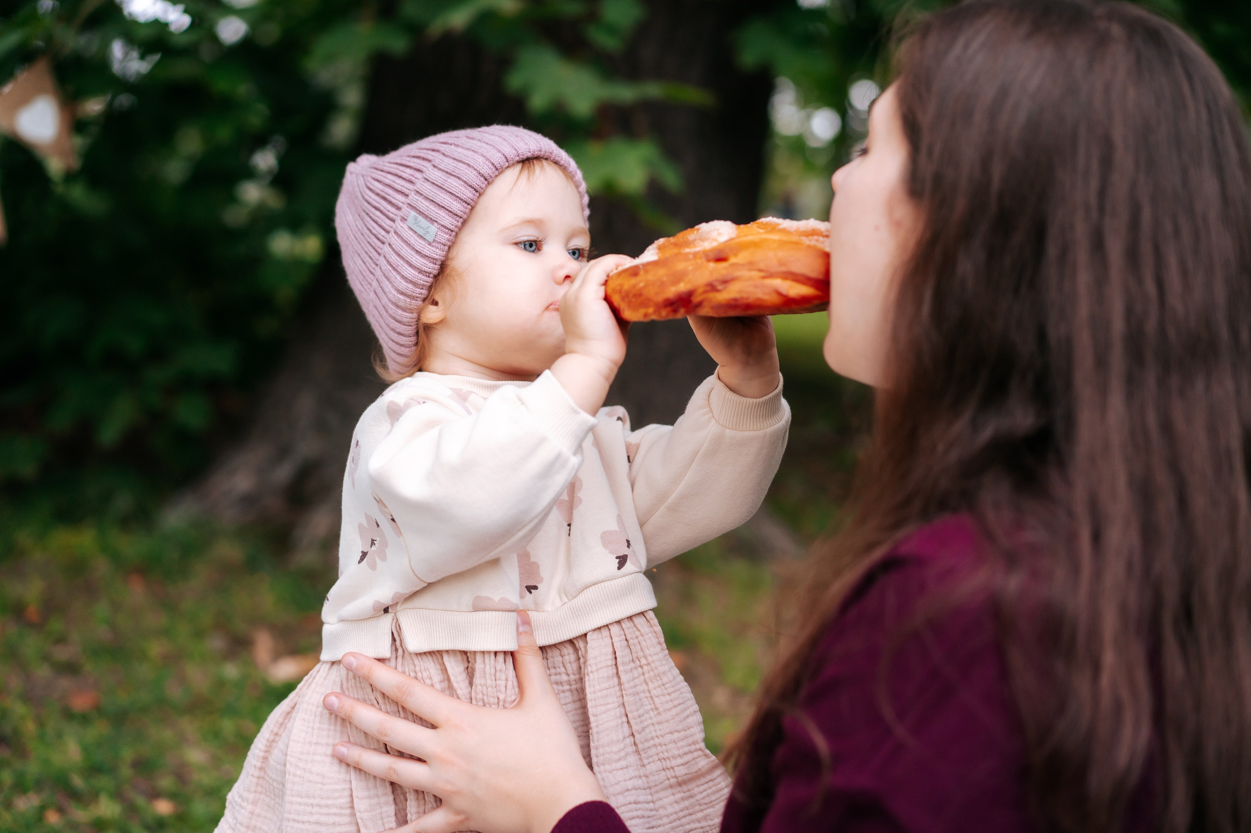 Евангелина с мамой в парке. Детская, семейная фотостудия в Санкт-Петербурге