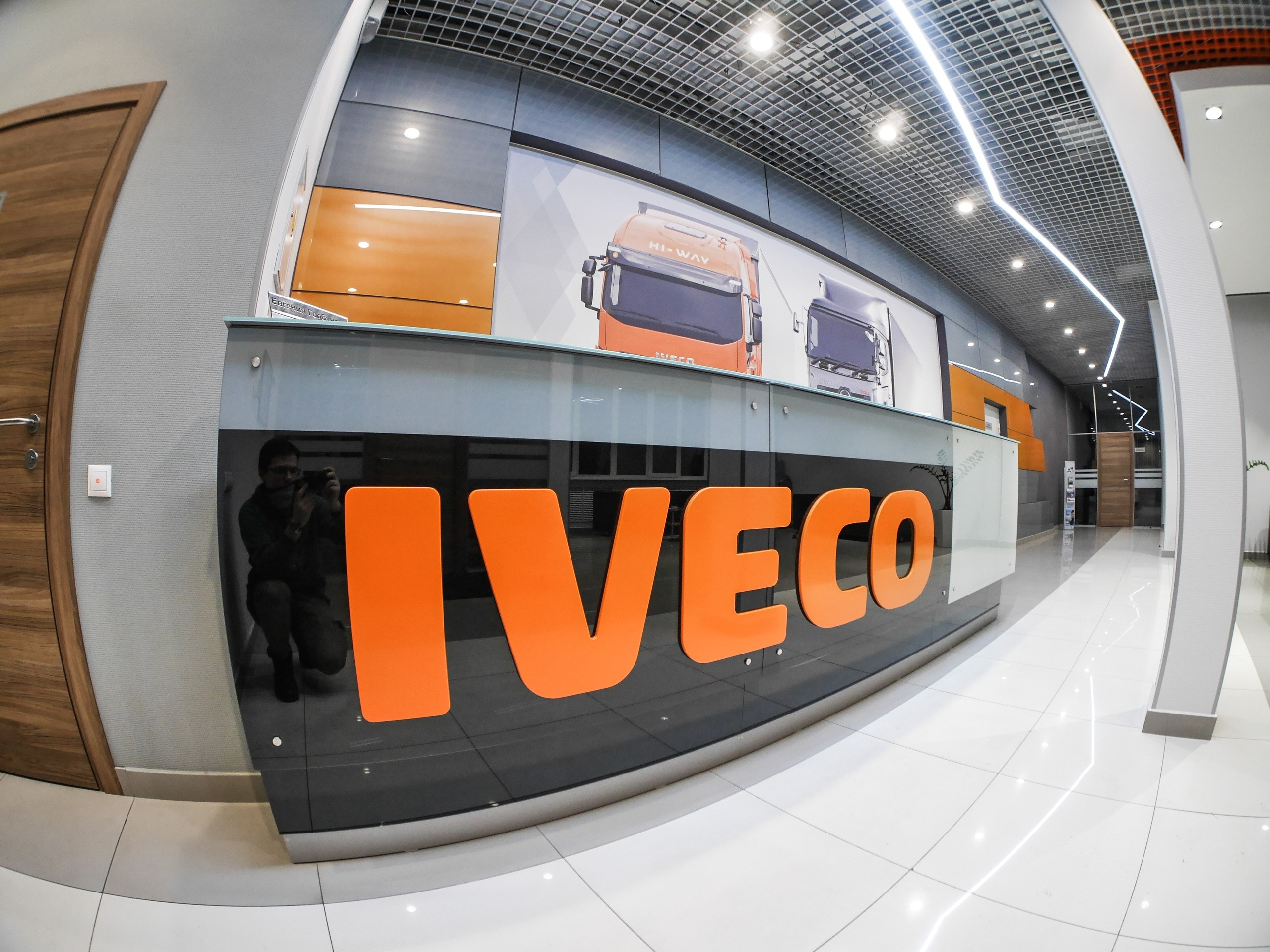 ШОУРУМ ПО ПРОДАЖЕ ГРУЗОВИКОВ IVECO. Архитектурно-дизайнерское бюро ROOMS
