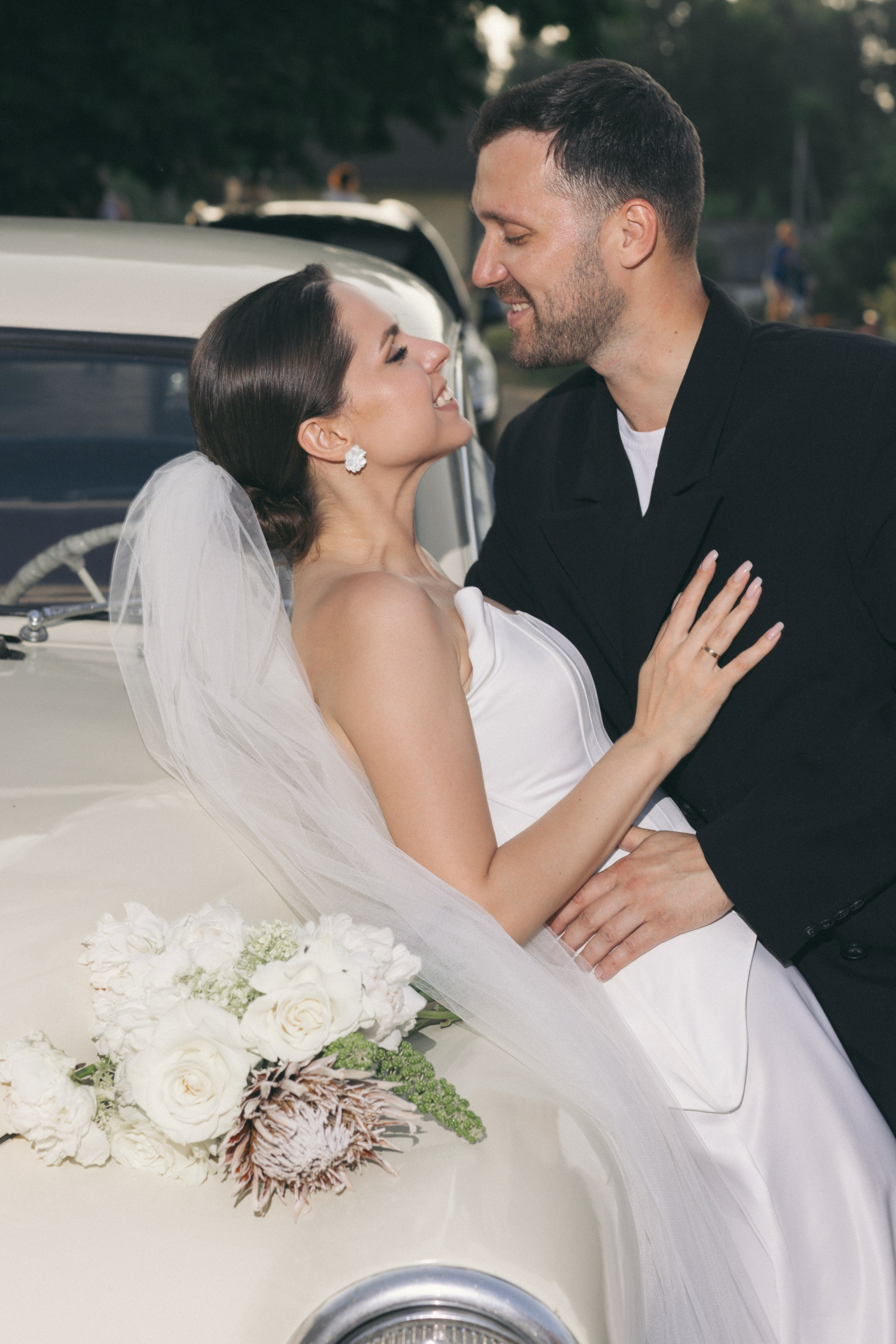 Очень стильная свадебная фотосессия с обработкой под пленку