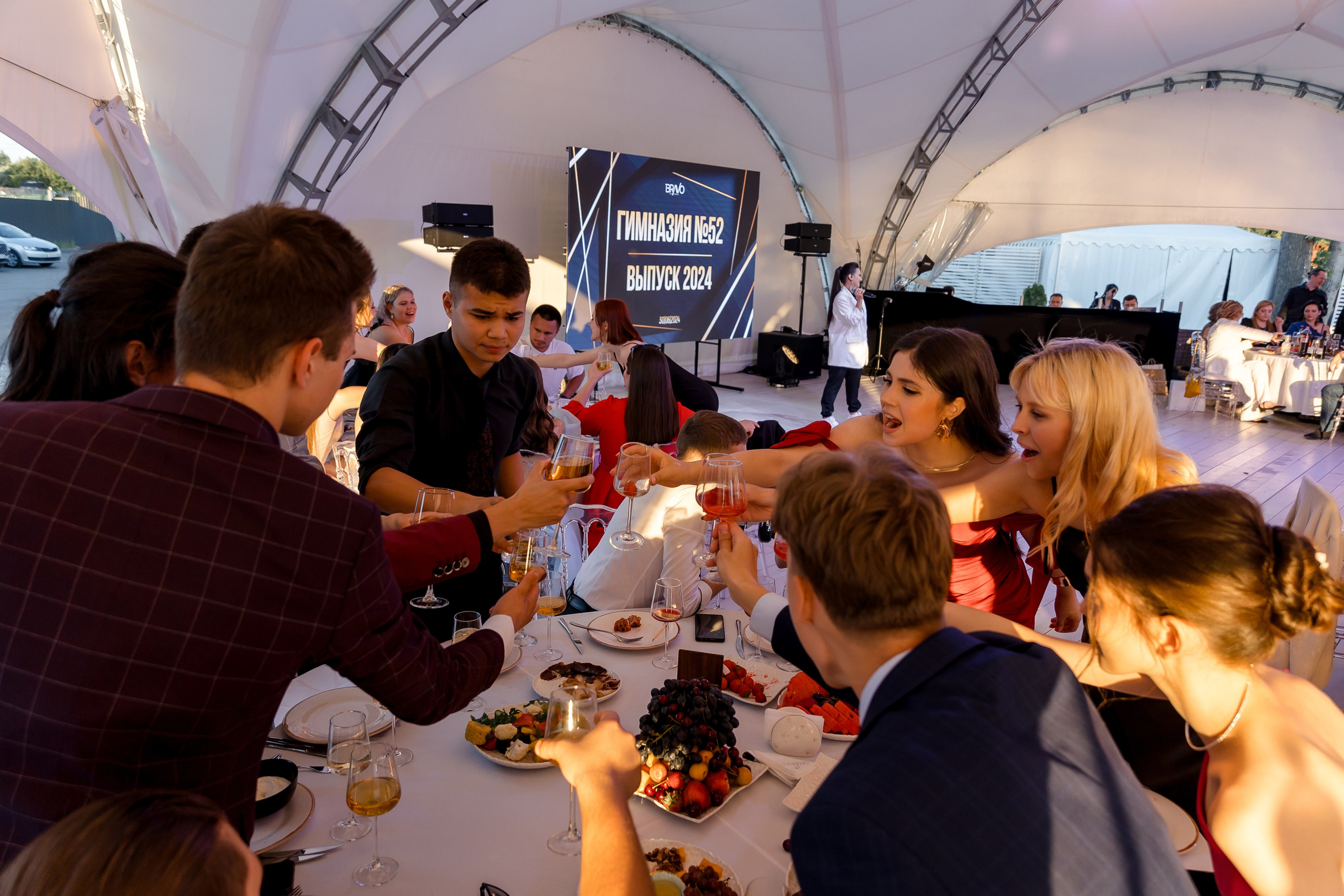 ВЫПУСКНОЙ White Place — Гимназия 52. Свадебный и семейный фотограф Динар Гильмутдинов