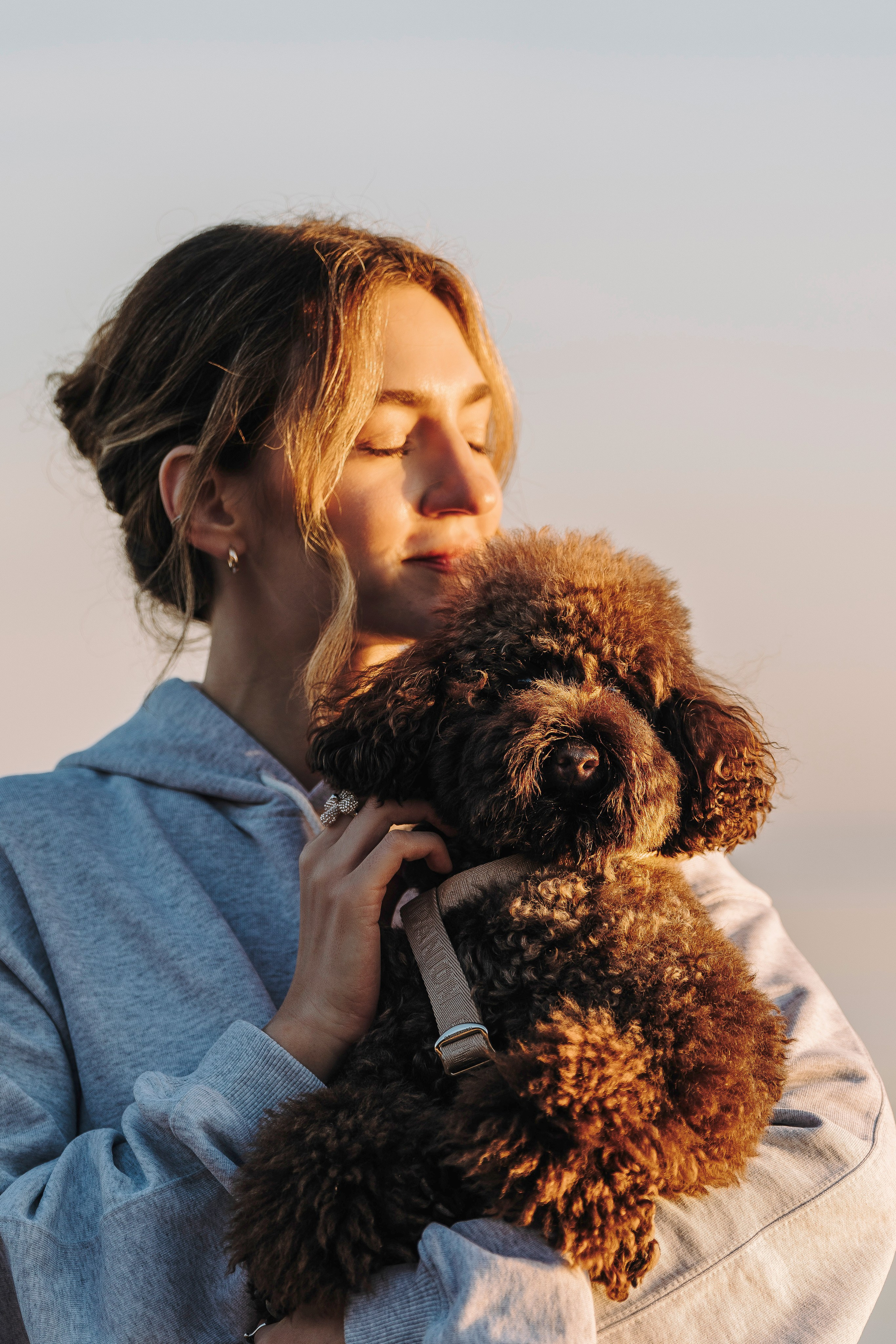 Фотосессия девушки с пуделем на пляже на закате. Фотограф анималист в Спб недорого Олеся Майорова