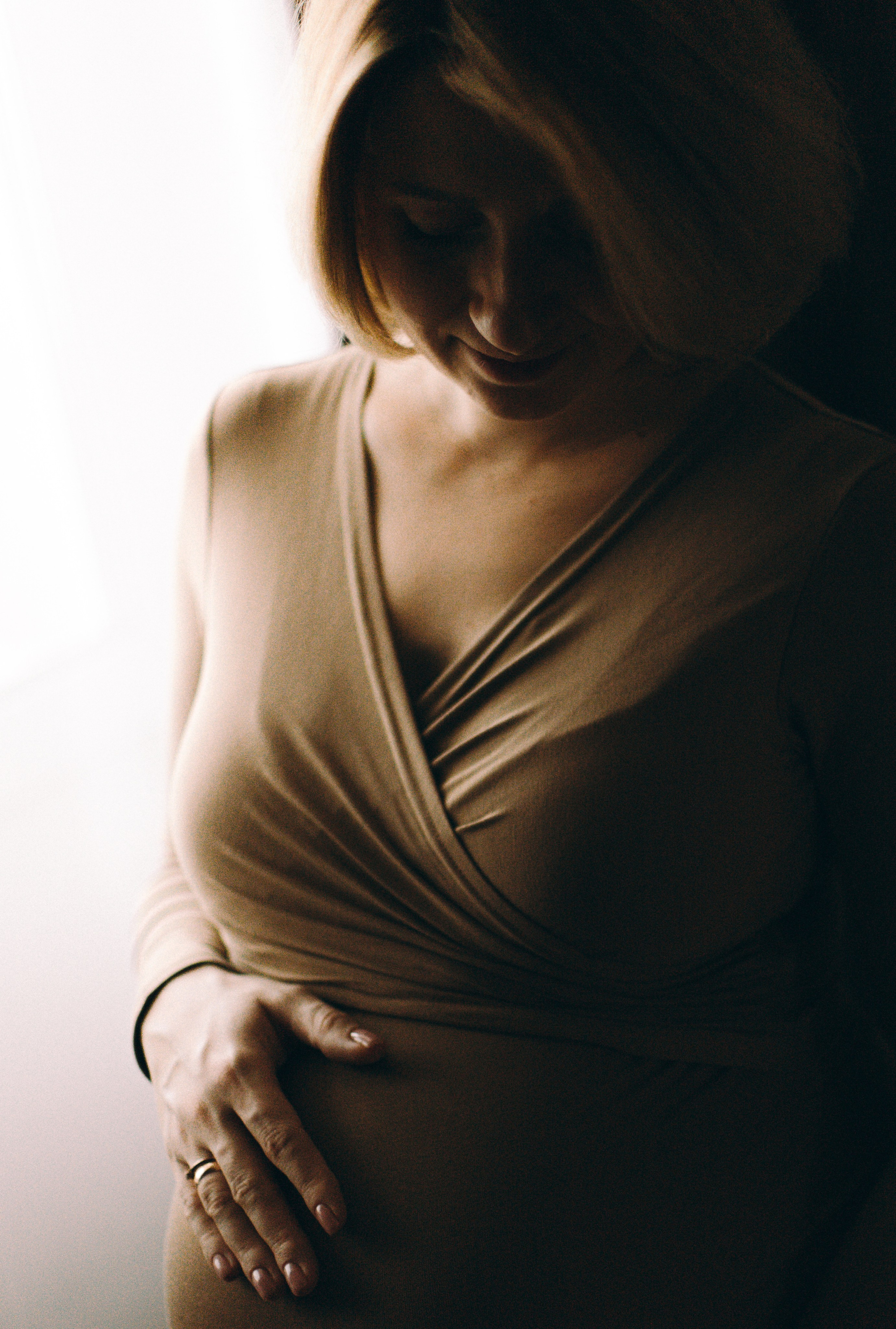 Домашняя съёмка беременности, фотосессия беременной девушки дома, беременная девушка в коричневом боди