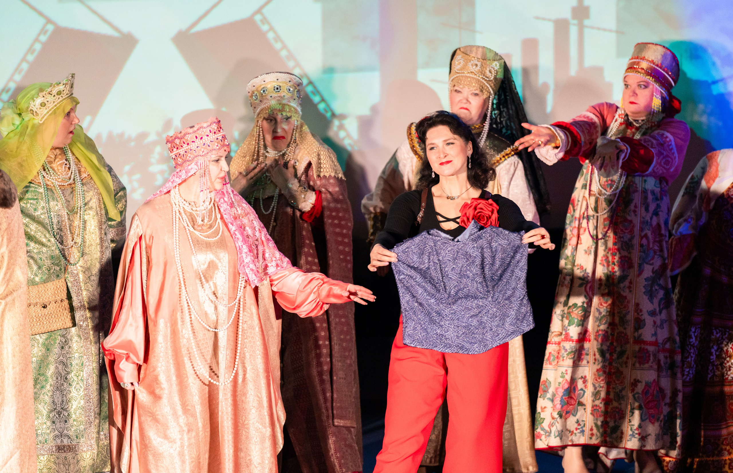 Театрализованное выступление: традиционные костюмы и современные элементы на фестивале «Сохраняем традиции». Санкт-Петербург, 2026. Фото: Мальцев Евгений.