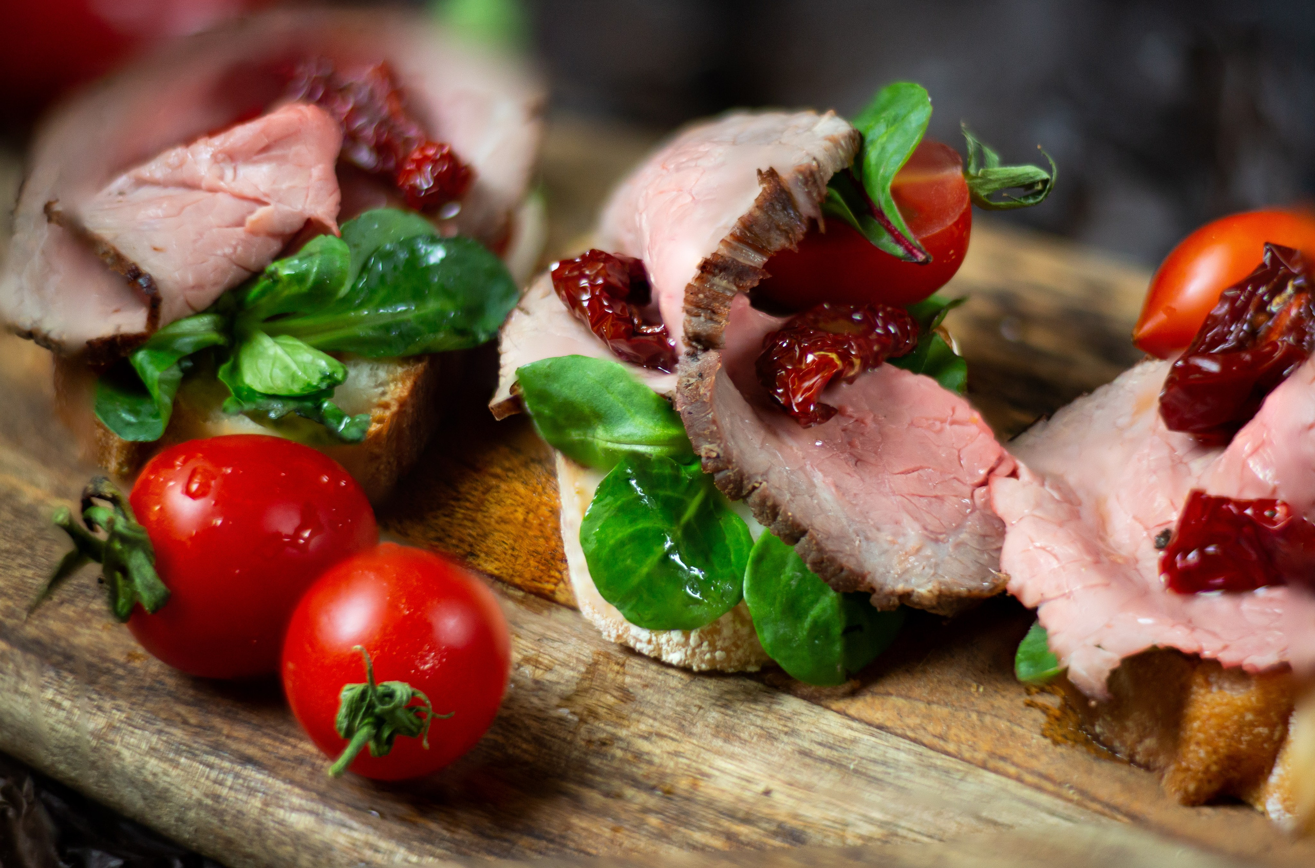брускетта с ростбифом, зеленью и помидорами черри