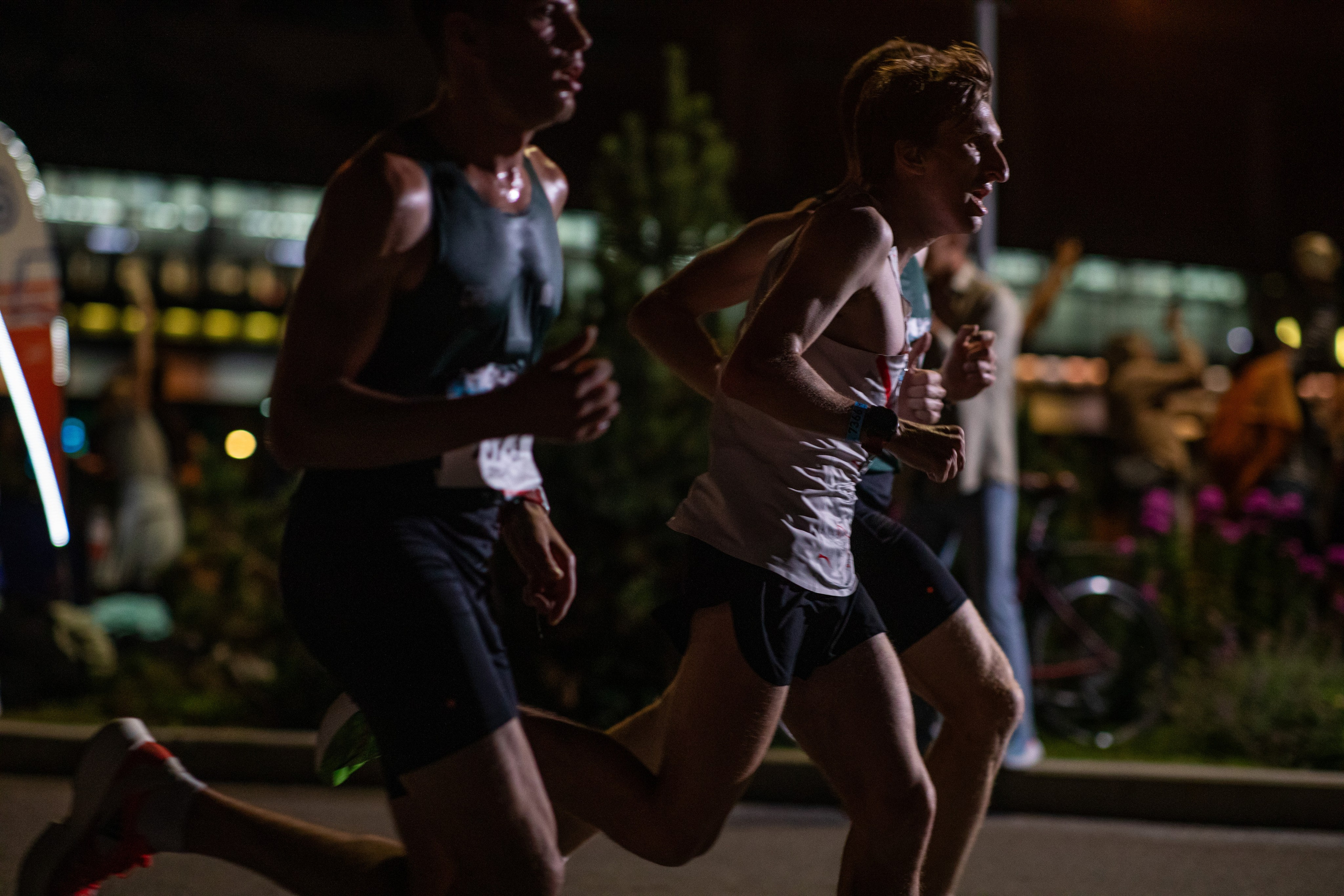 Ночной забег в ленте фотографий бегунов 03.08.24. Фотограф Сергей Ловкий