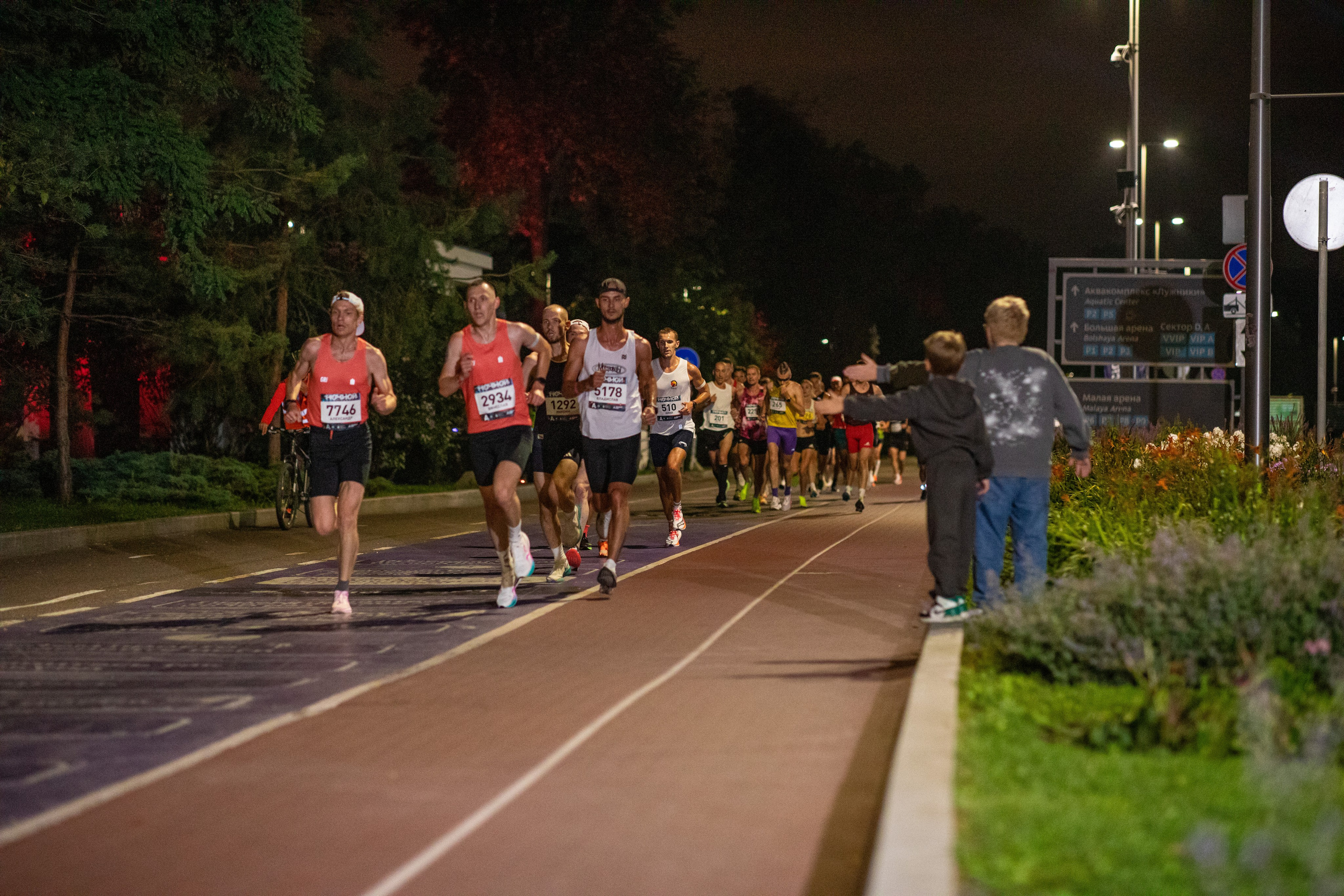 Ночной забег в ленте фотографий бегунов 03.08.24. Фотограф Сергей Ловкий