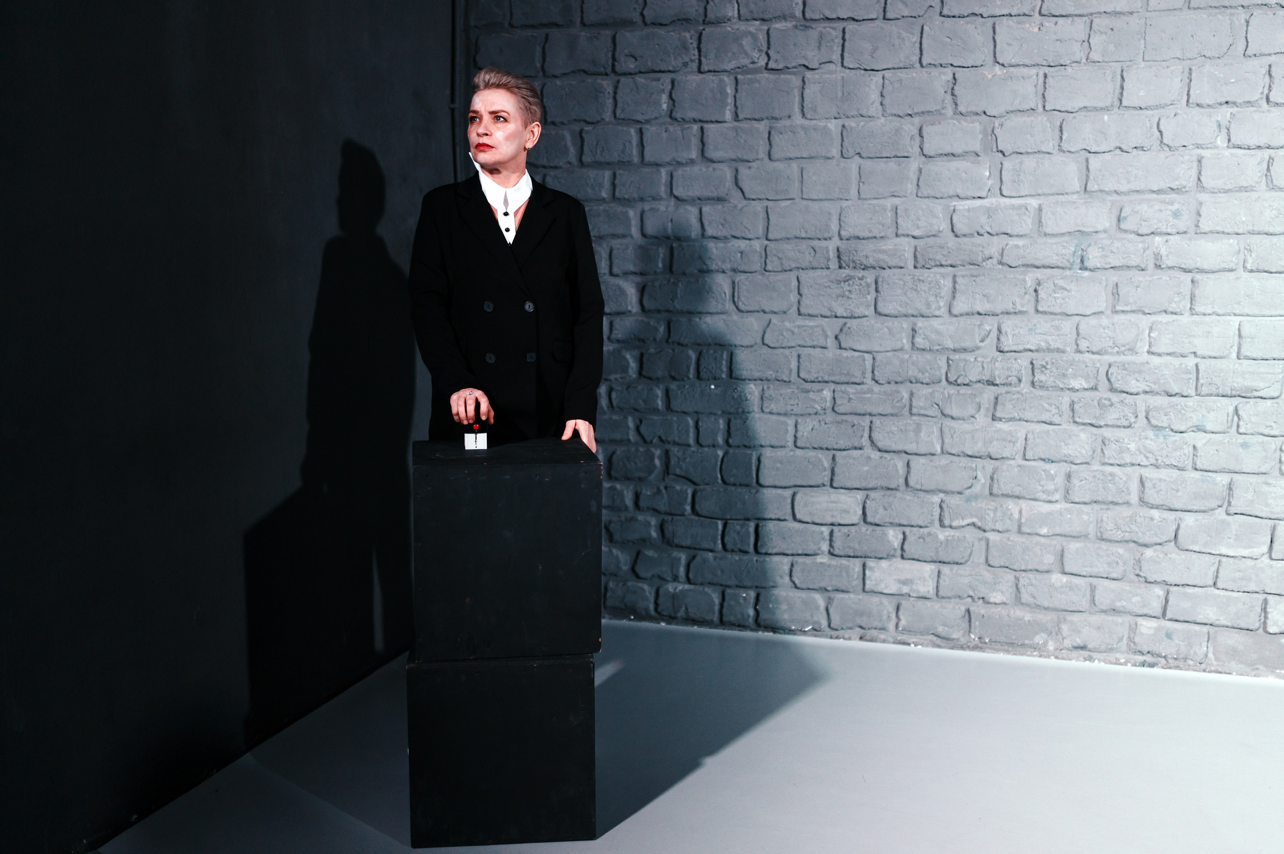 Спектакль «ЧЕЛОВЕЧКИ». Арт-пространство «Свои». Профессиональная фотосессия в Краснодаре | Фотограф Денис Труфанов