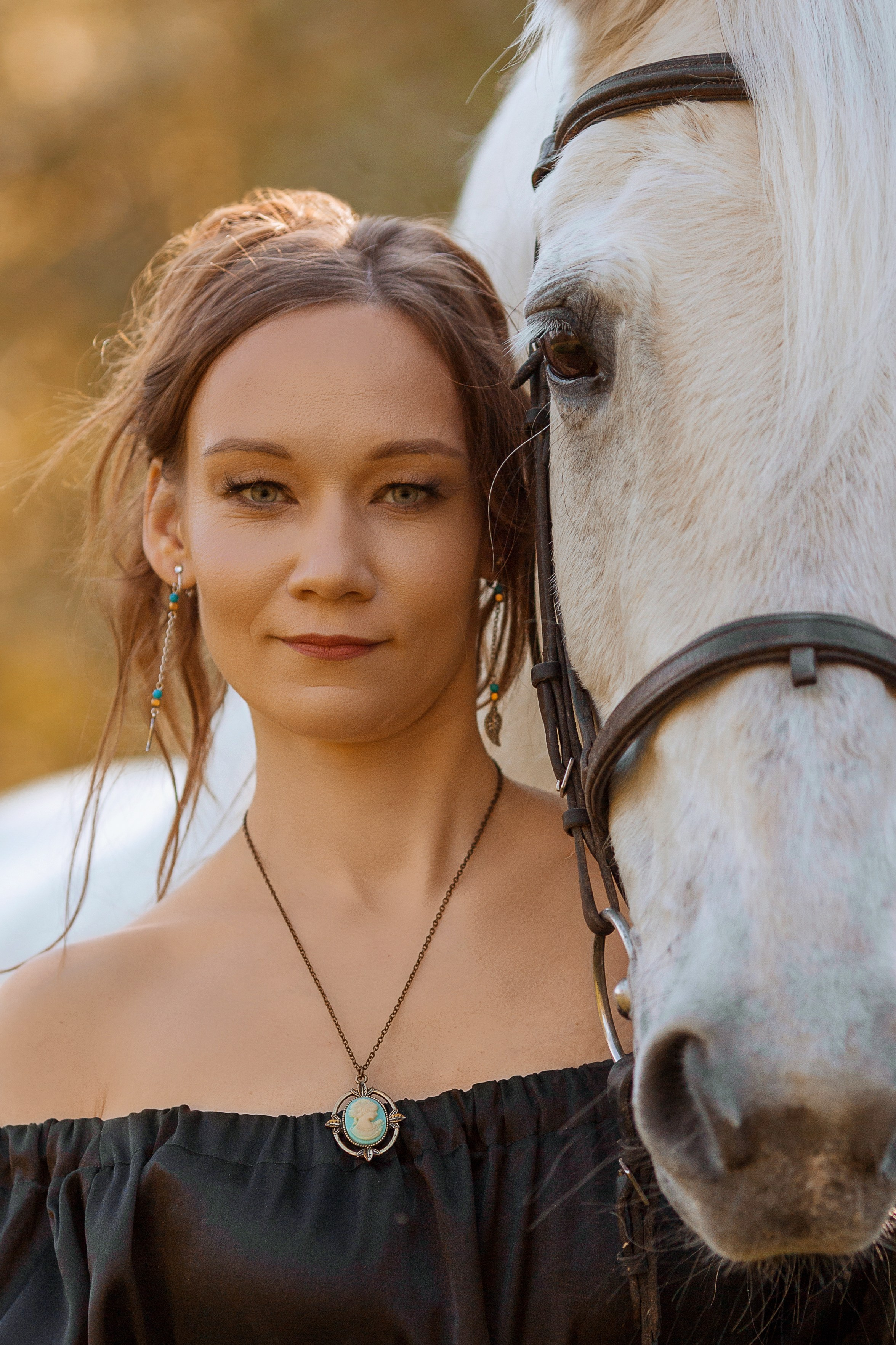 Фотосессия в цветущей черёмухе с лошадью