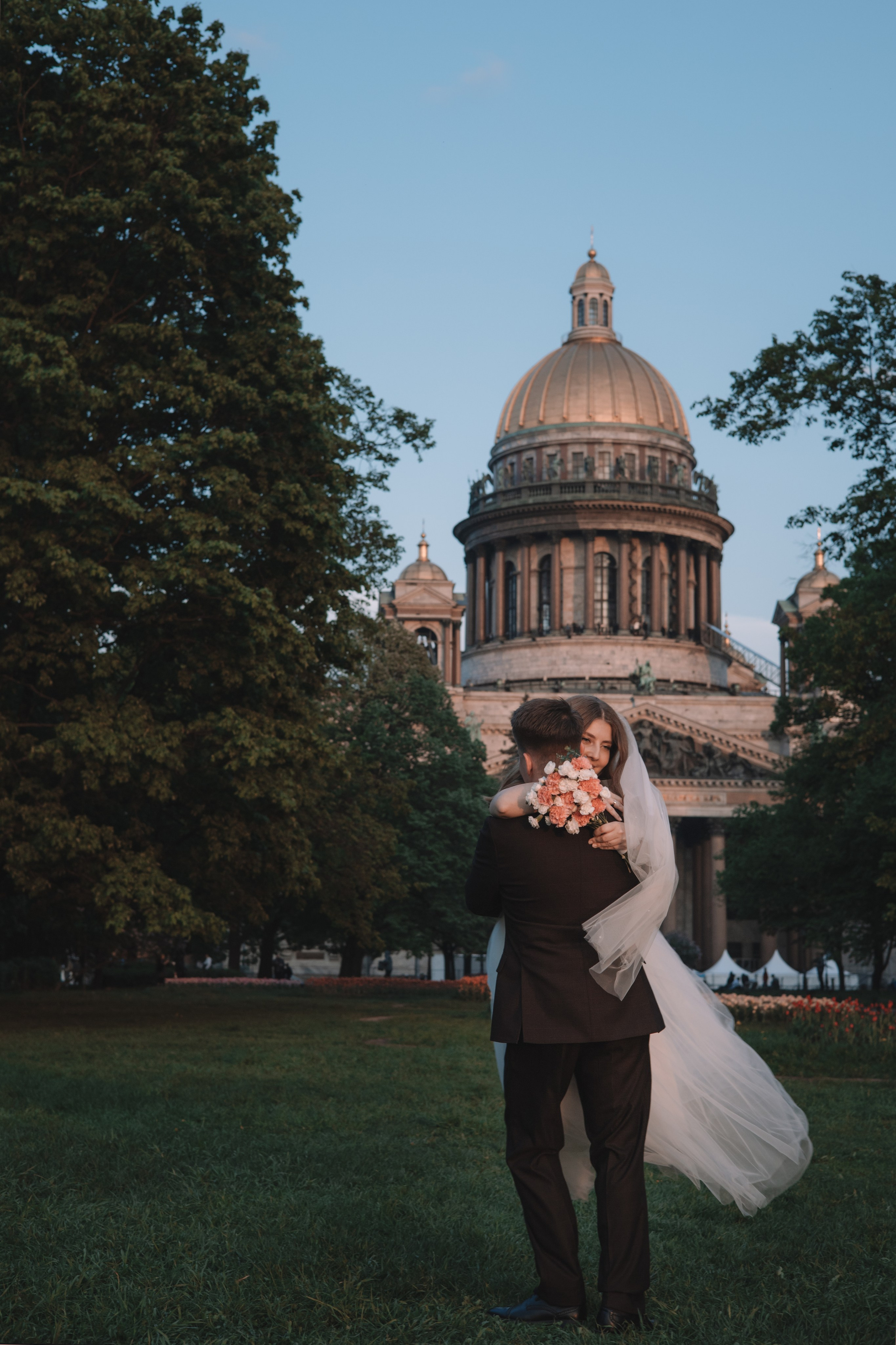 ЗАГС 2 + Прогулка. Семейный фотограф в Санкт-Петербурге. Запечатление мгновений и ярких воспоминаний в Вашей жизни