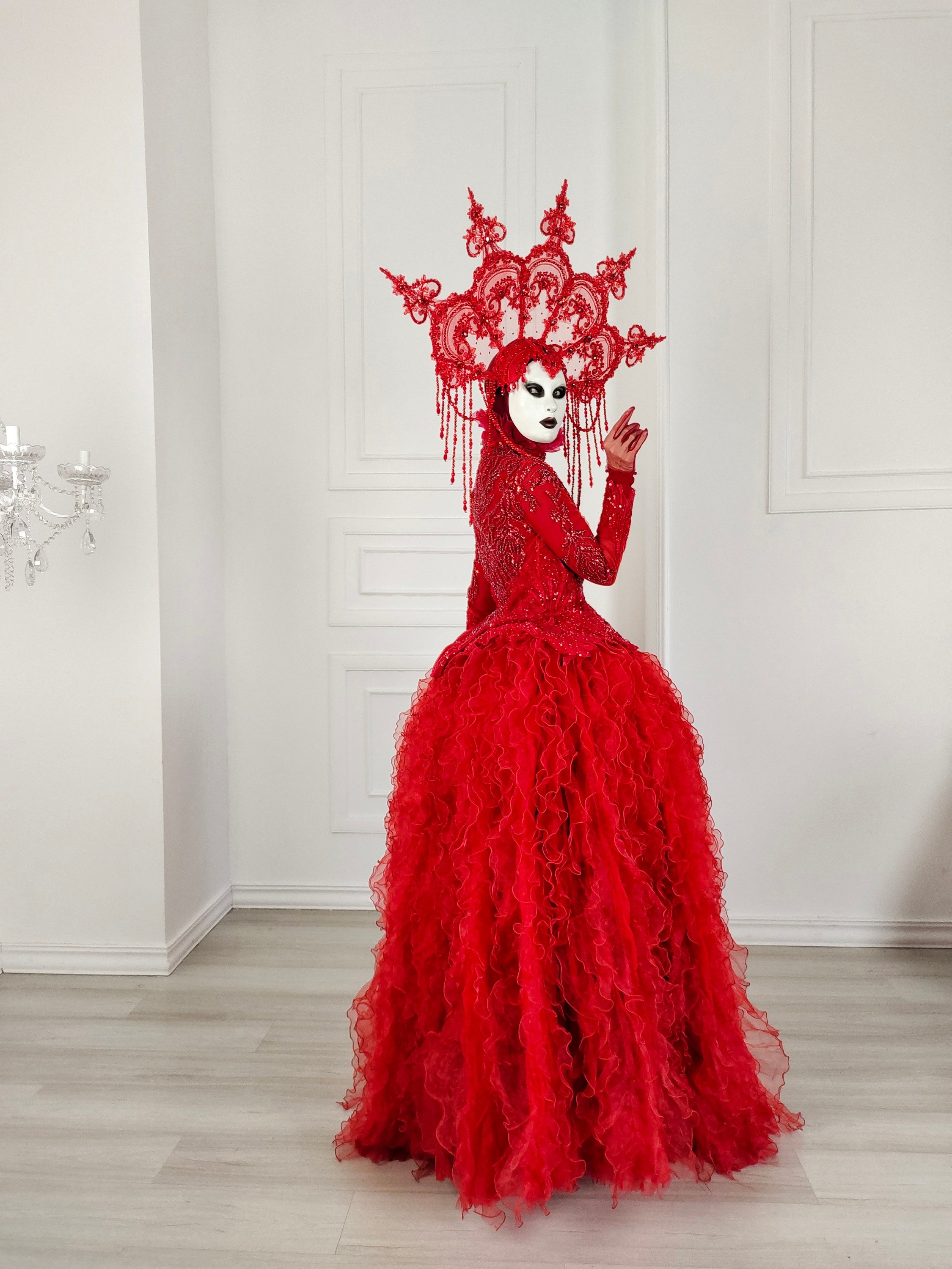 Персонаж в красном платье на встречу гостей. Мимы и Ходулисты на встречу гостей. Москва