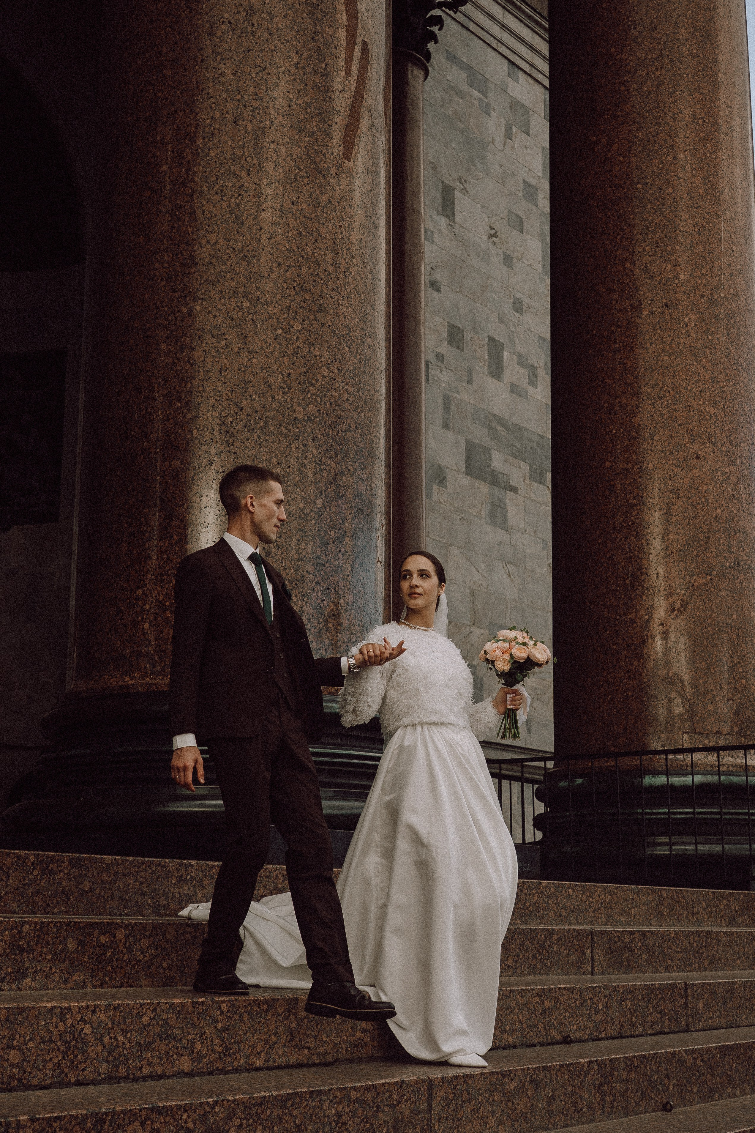 СВАДЕБНАЯ ПРОГУЛКА В САНТК-ПЕТЕРБУРГЕ (ИСАКИЕВСКИЙ СОБОР, ЗИМНЯЯ КАНАВКА, ЭРМИТАЖ И БОЛЬШАЯ МОРСКАЯ УЛИЦА). Профессиональный фотограф, Санкт-Петербург — Виктория Богомолова