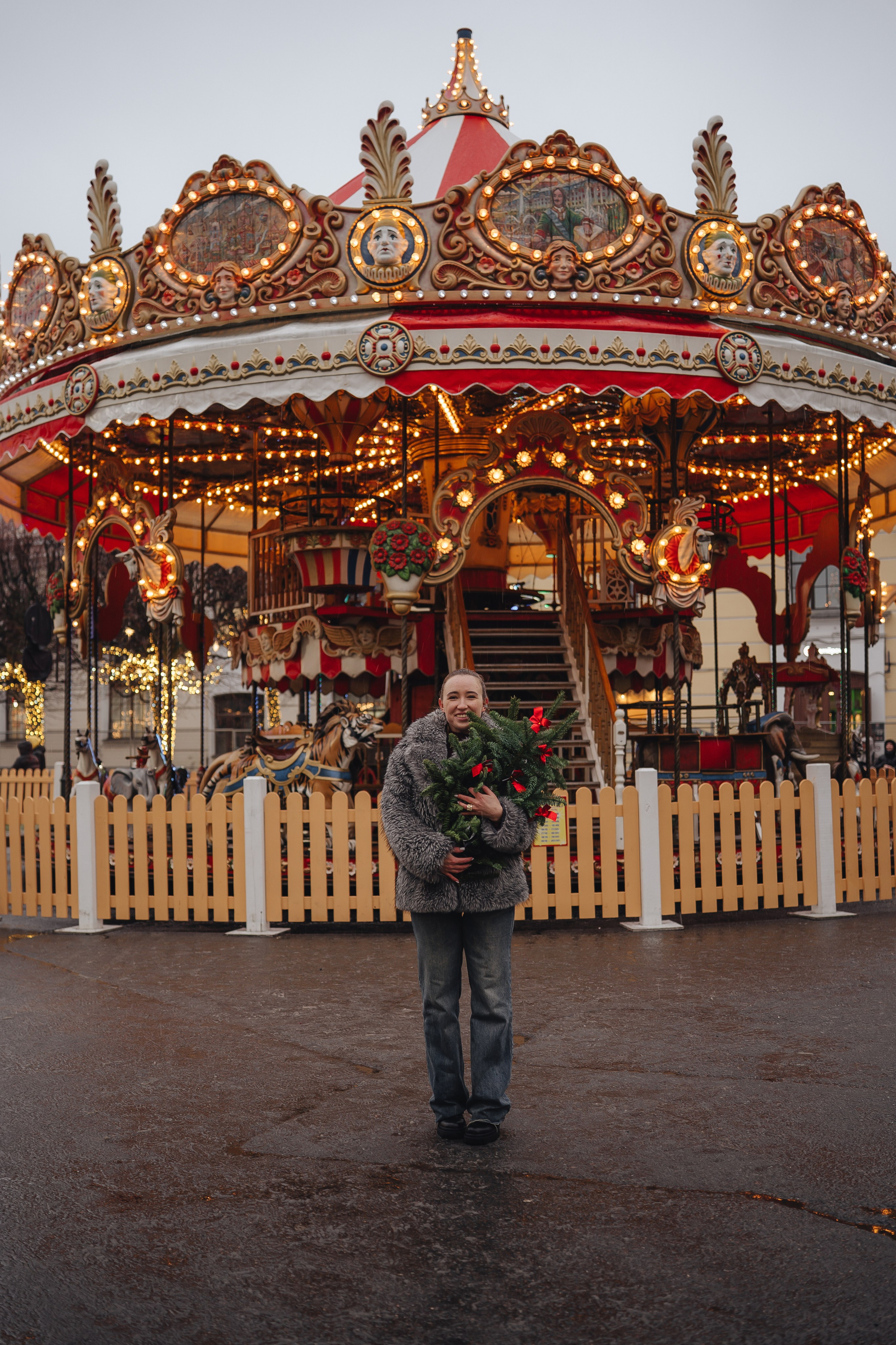 ПРОГУЛКА НА МАНЕЖНОЙ ПЛОЩАДИ ДЛЯ ДЕВУШКИ ПЕРЕД НОВЫМ ГОДОМ (НОВОГОДНЯЯ ФОТОСЕССИИЯ НА МАНЕЖНОЙ ПЛОЩАДИ). Профессиональный фотограф, Санкт-Петербург — Виктория Богомолова