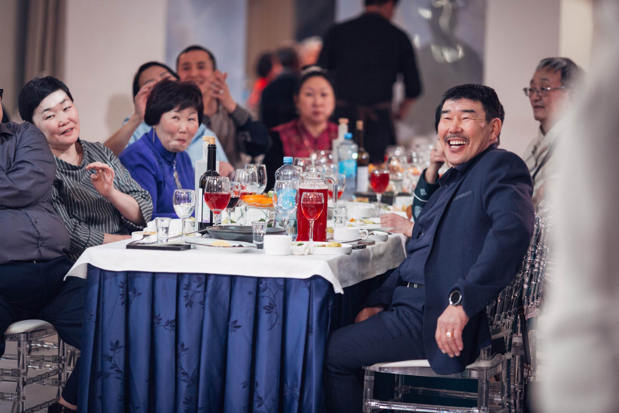 Гостям за столом очень весело 