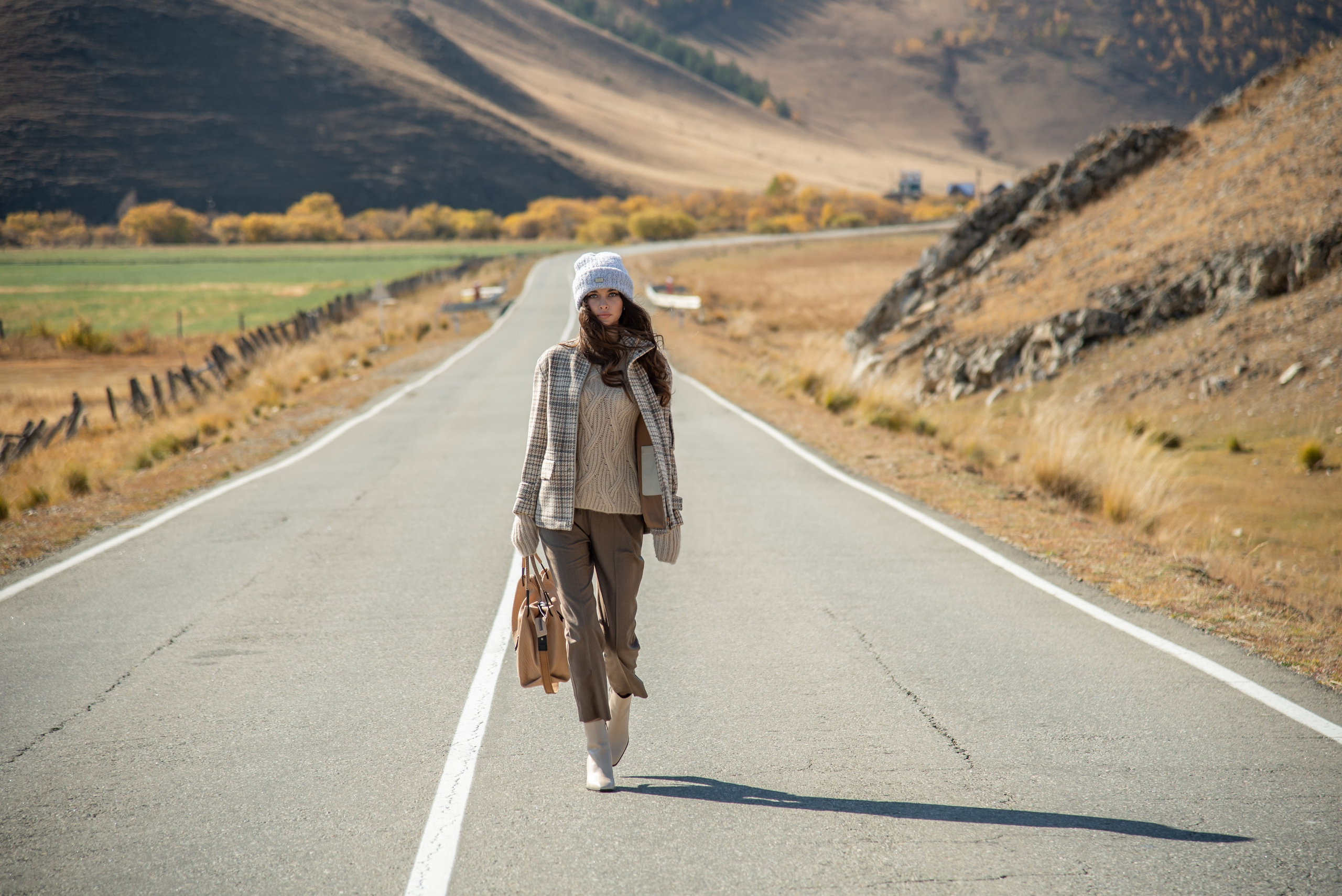 Съёмка одежды на Ольхоне. Занимаюсь профессиональной фотографией и живу рядом с Байкалом. Работаю в разных жанрах