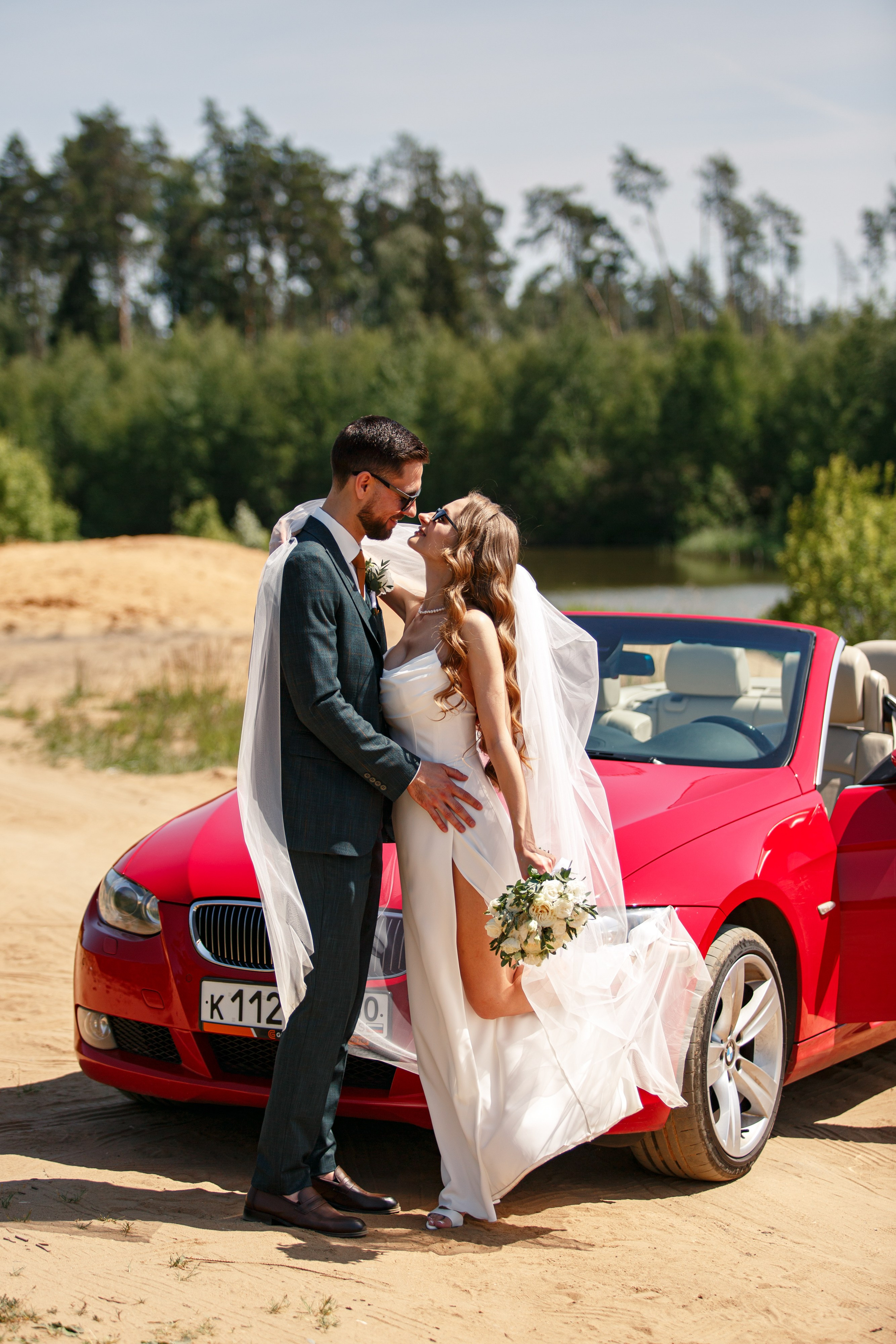 Свадебная фотосессия с кабриолетом и в загородном клубе Artiland. Свадебный фотограф Москва и МО Сергей Киржаев