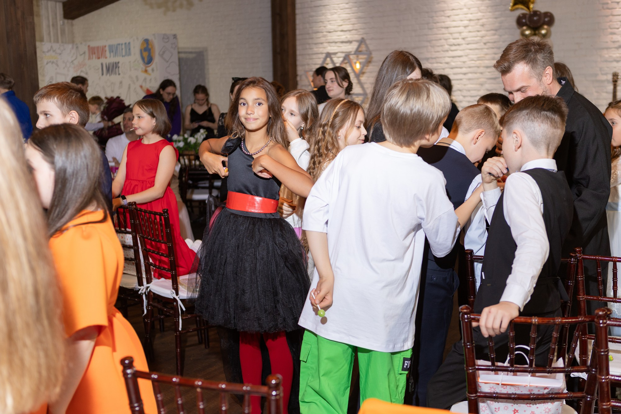 Яркая фотосессия для выпускного 4 класса в ресторане Весенний лофт. Семейный и детский фотограф в СПБ, Пушкин, Колпино, Славянка, Тосно