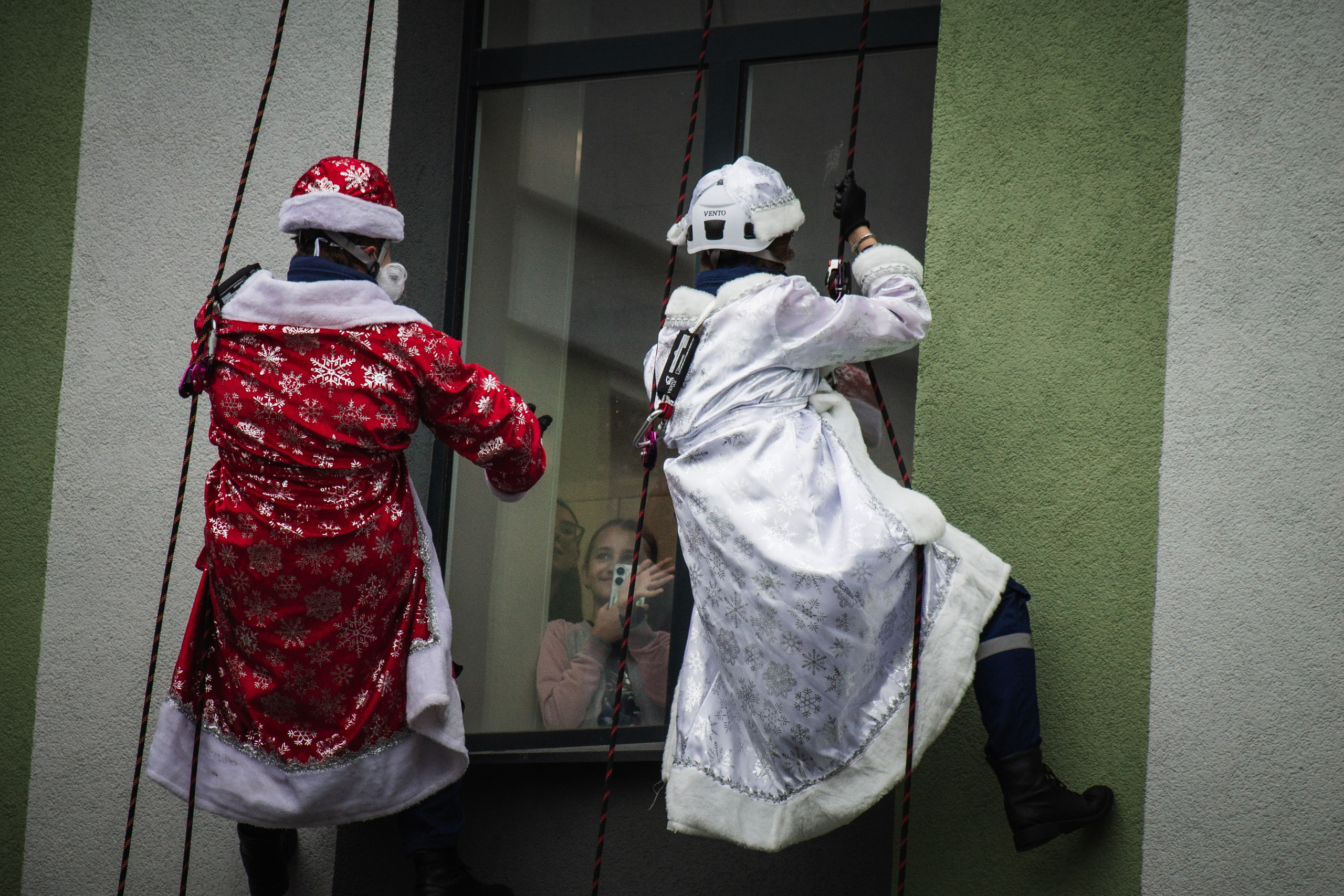 ВСКС. Десант Дедов Морозов. Илья Чемис — Фотограф в Мариуполе