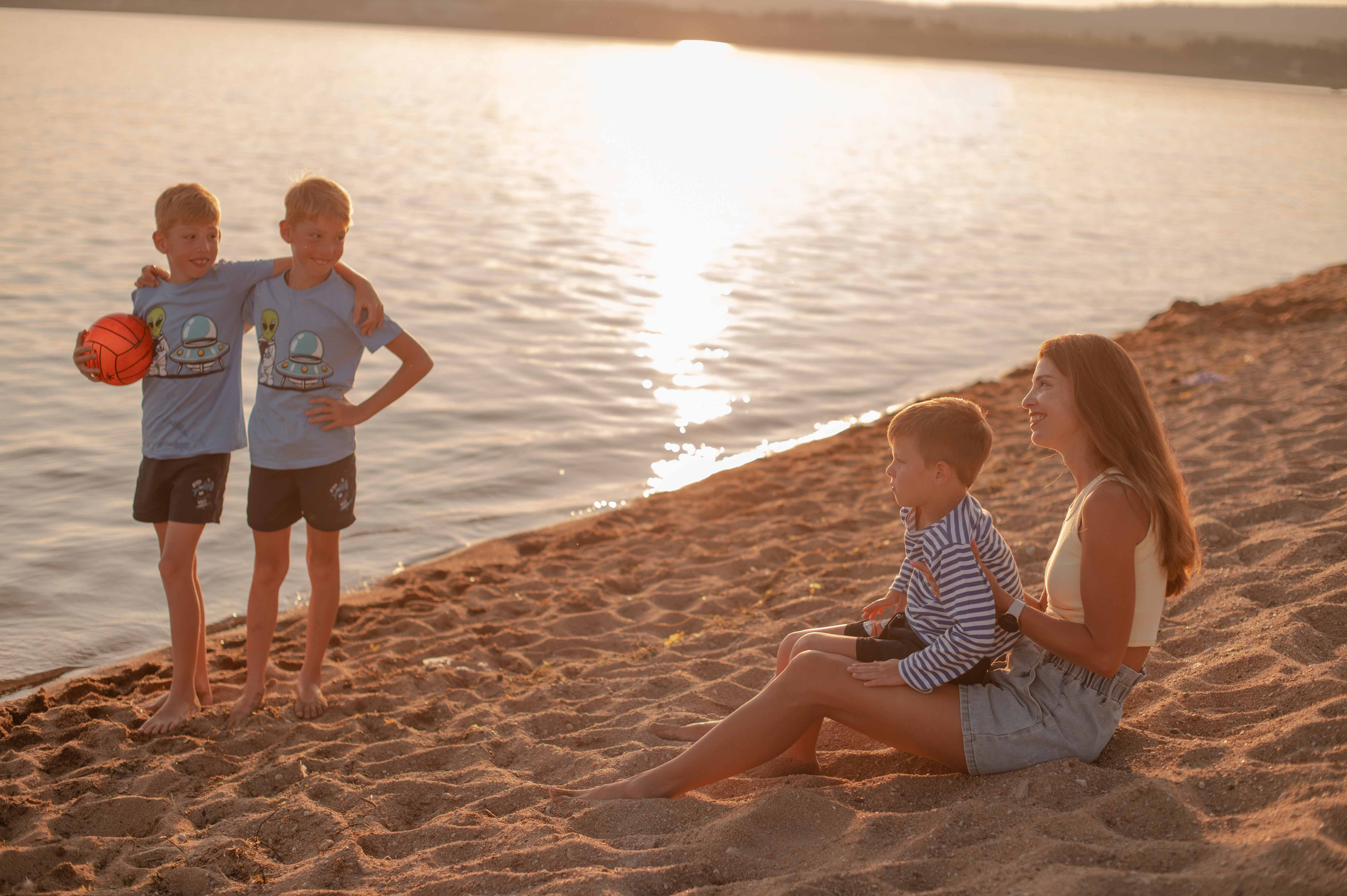 Катя и детишки на Арахлее. Фотограф Виктория Воронина