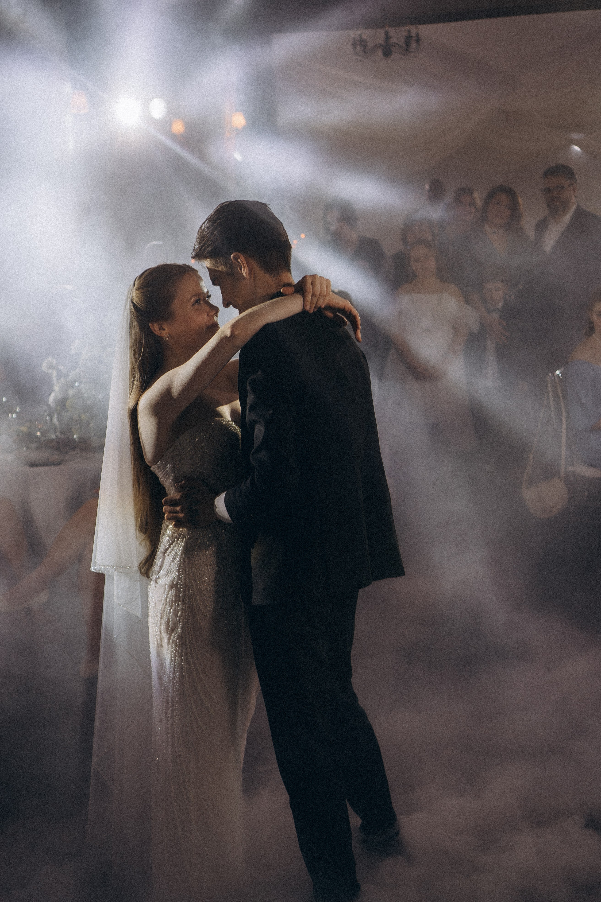 ПЕРВЫЙ ТАНЕЦ МОЛОДЫХ НА БАНКЕТЕ. ТРОГАТЕЛЬНЫЙ МОМЕНТ (СНЯТО В СИБИРЕ В НИЖНЕВАРТОВСКЕ). Профессиональный фотограф, Санкт-Петербург — Виктория Богомолова