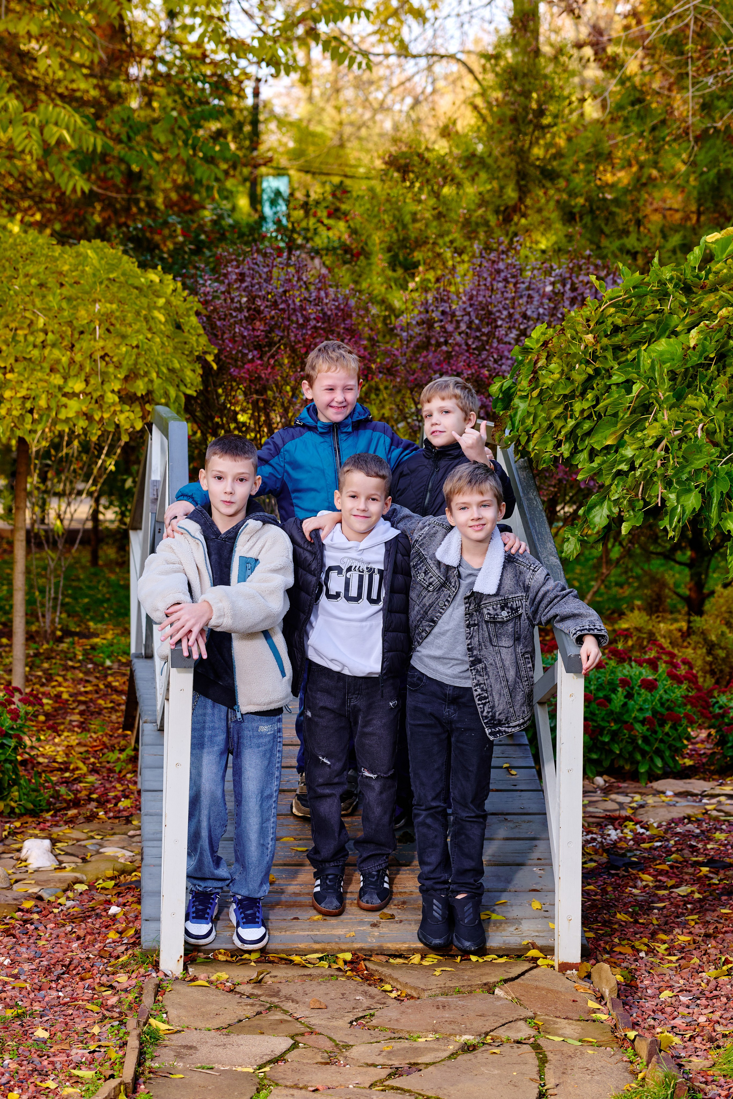 Прогулка в парке классом. Фотограф Выпускные альбомы Таганрог Сергей Коробченко