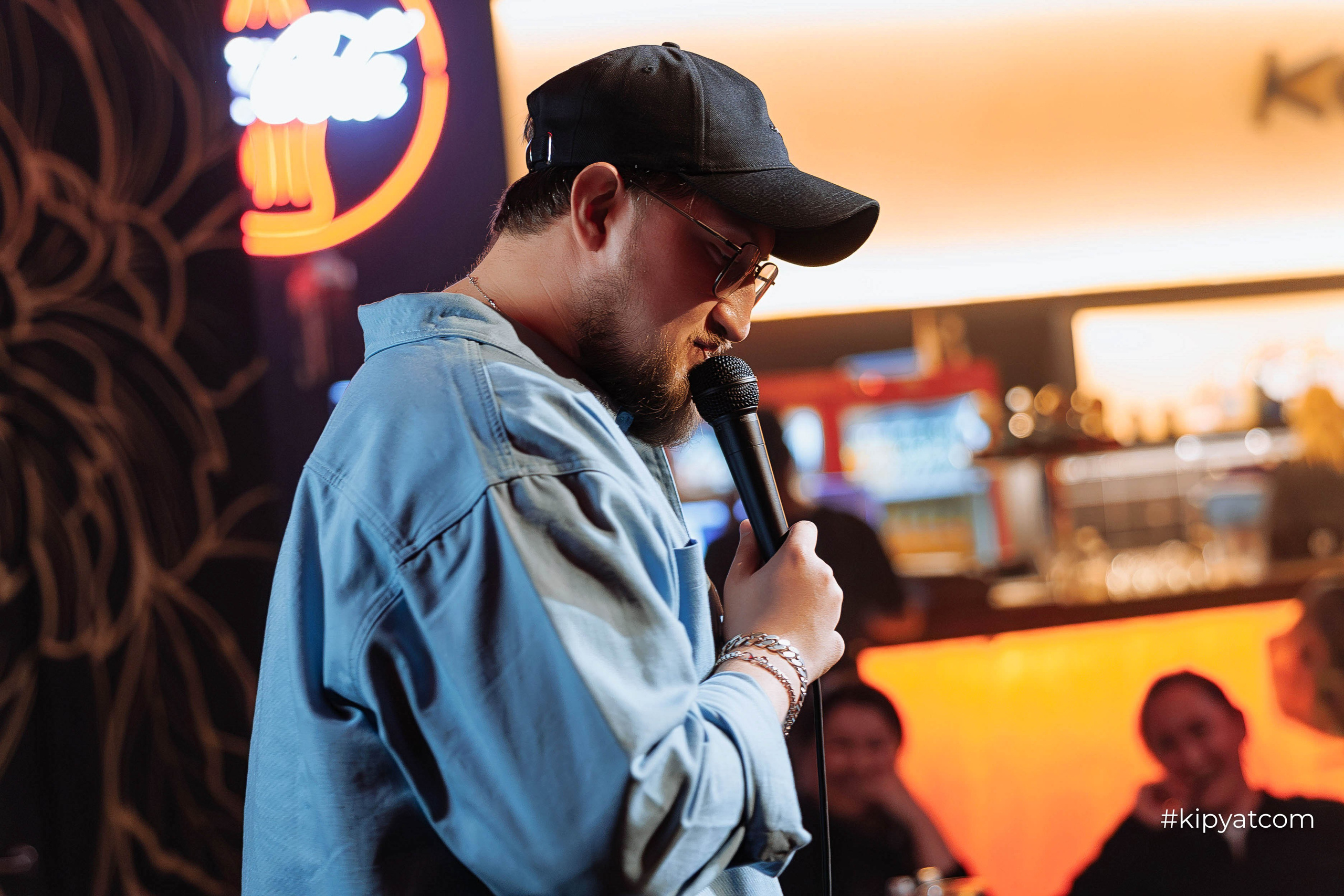 Сольный стендап концерт Александра Меркуль