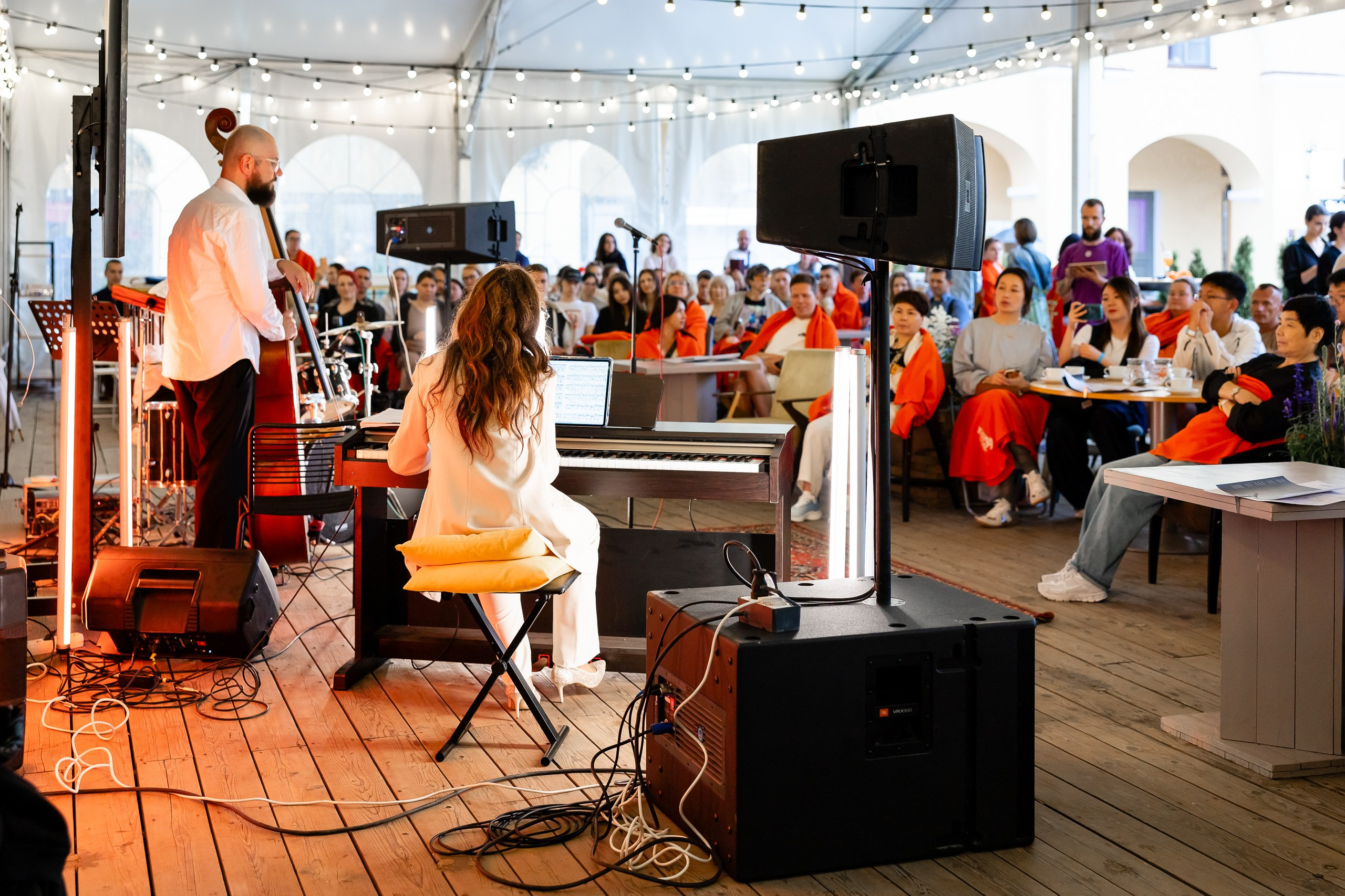 Артисты на сцене перед зрителями