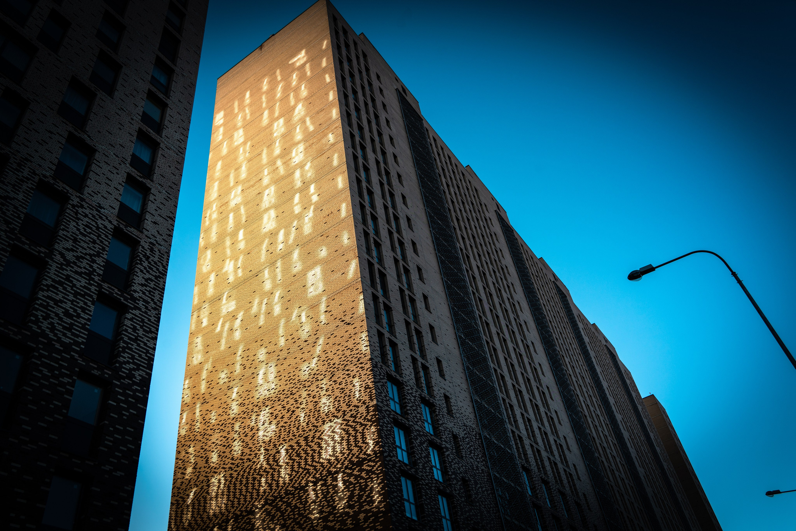 УЛИЦЫ. ПОБУДЬ ЗДЕСЬ И ЦЕЛЕЕ БУДЕТ ЭТОТ МИР