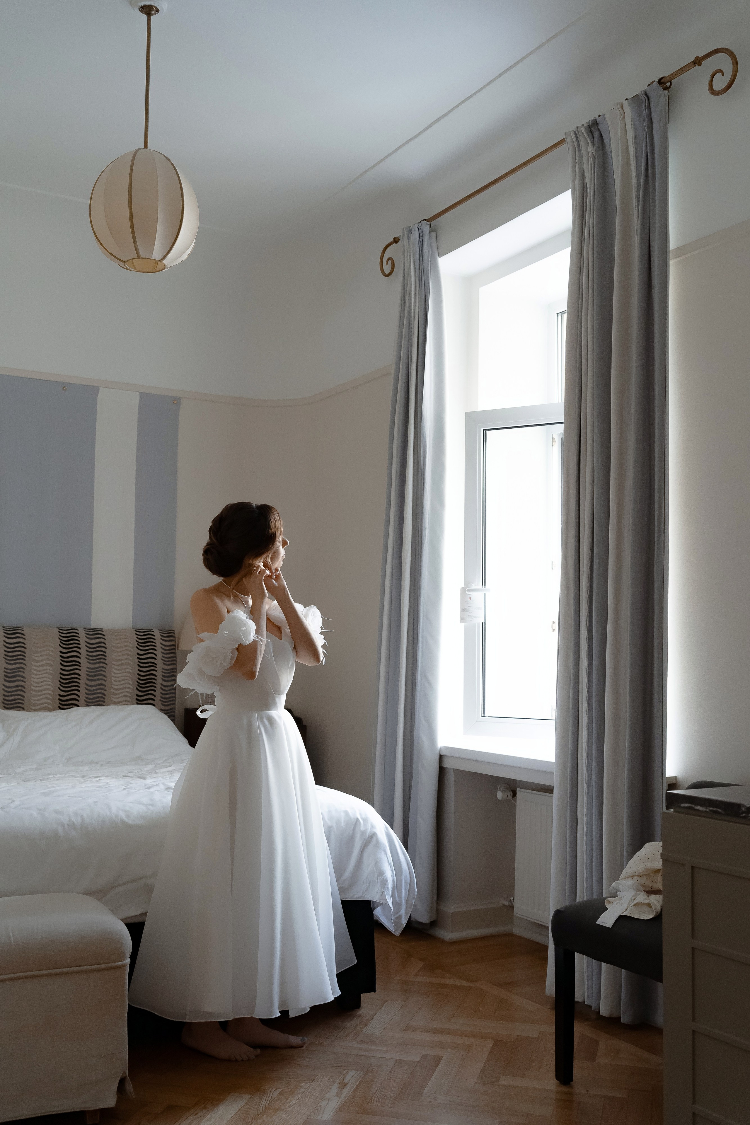 Портрет невесты у окна в мягком свете