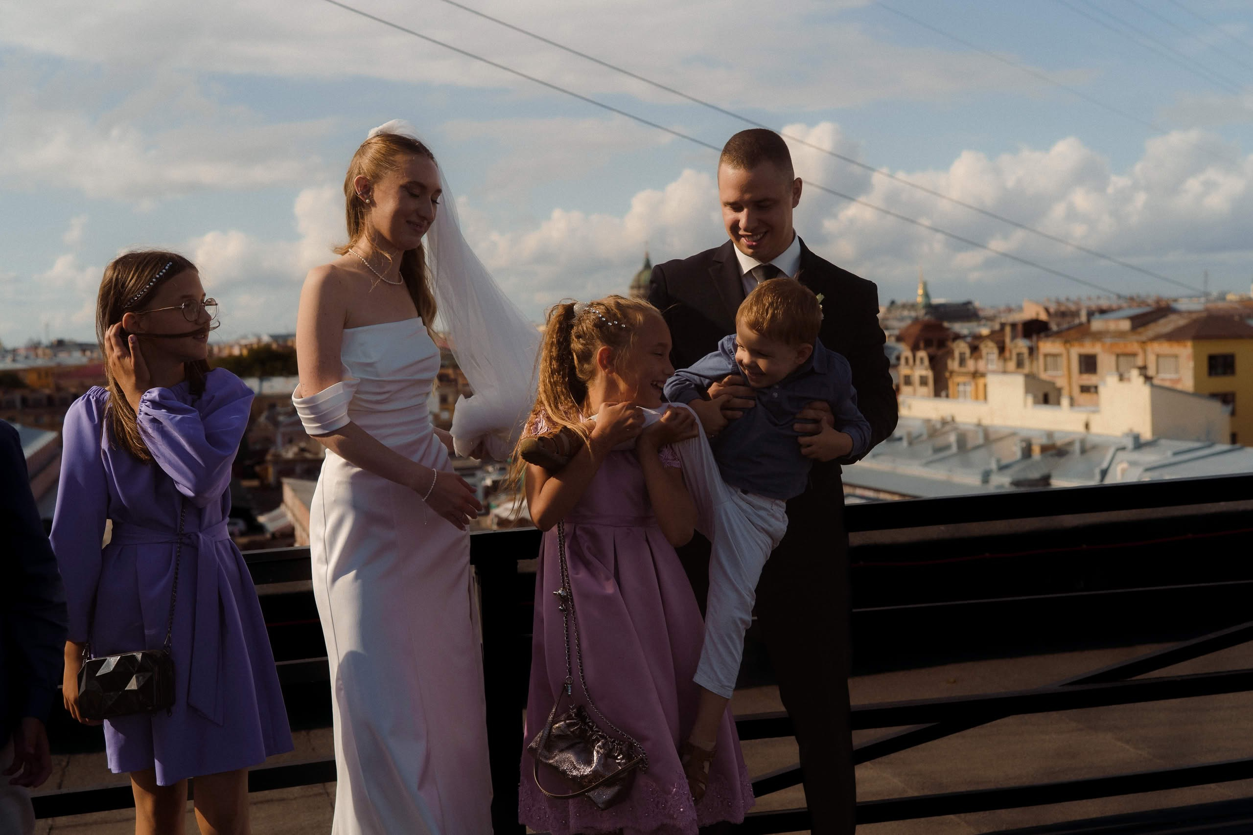 Гости свадьбы на крыше Event Rest под гирляндами огней