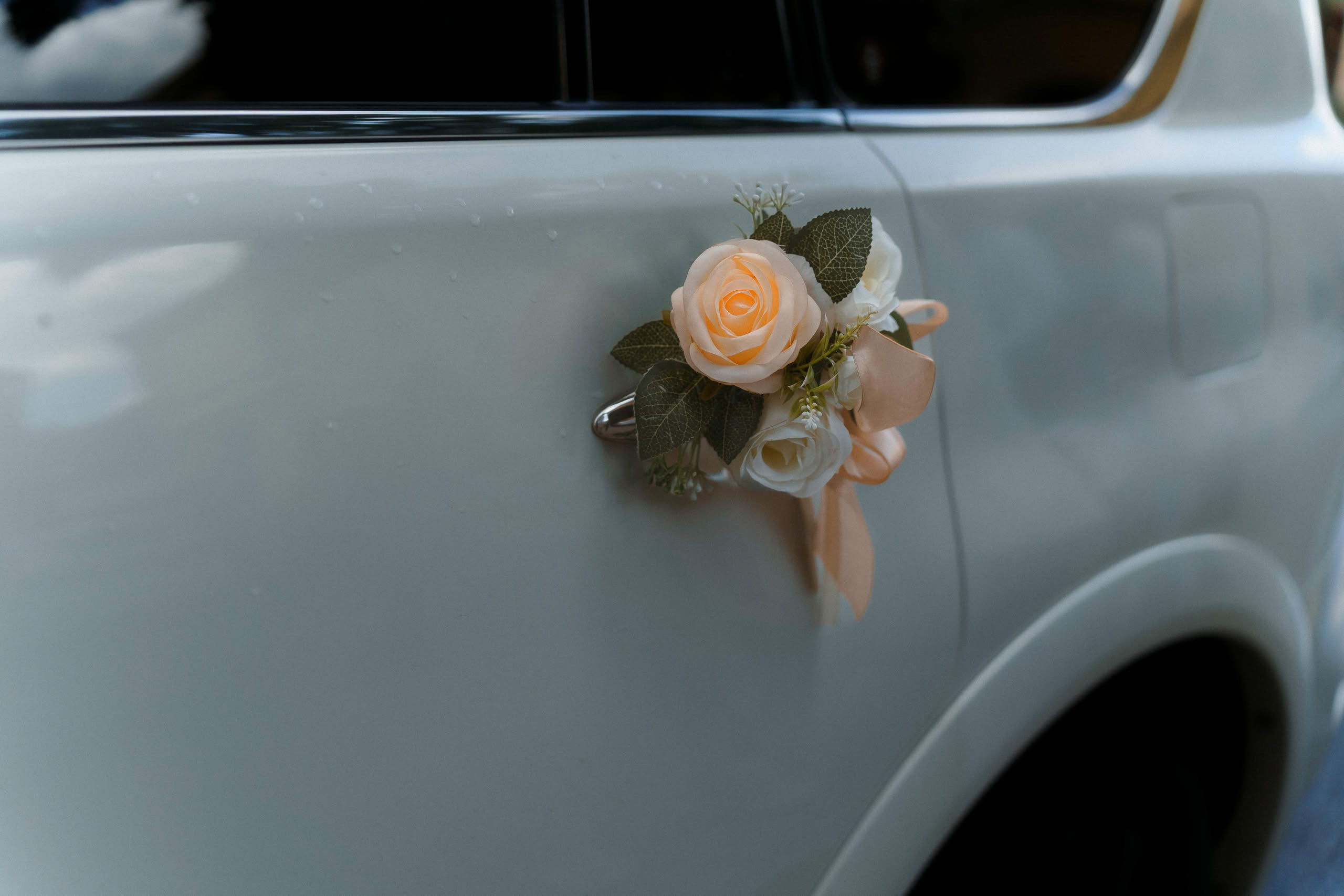 Украшенный свадебный автомобиль у ЗАГСа Петроградского района