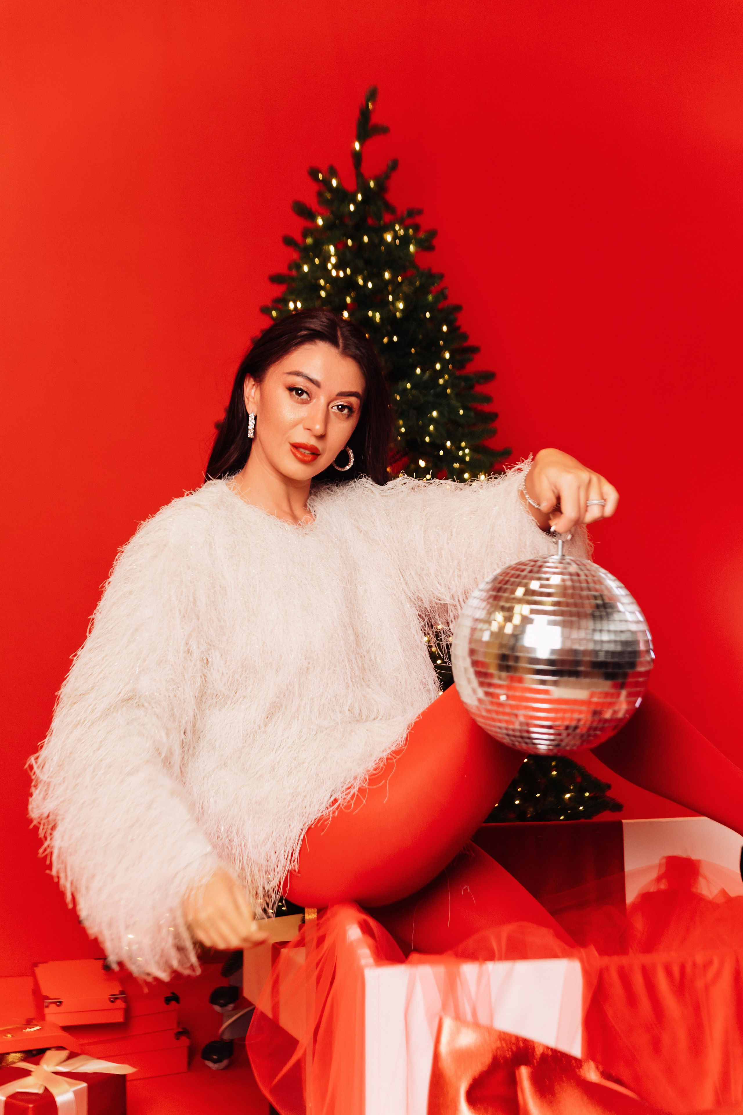 Фотосессия в студии СПБ, новогодняя фотосессия СПБ, рождественская съемка, фотосессия с бантом, большой бант, красный бант, фотосессия с большим бантом