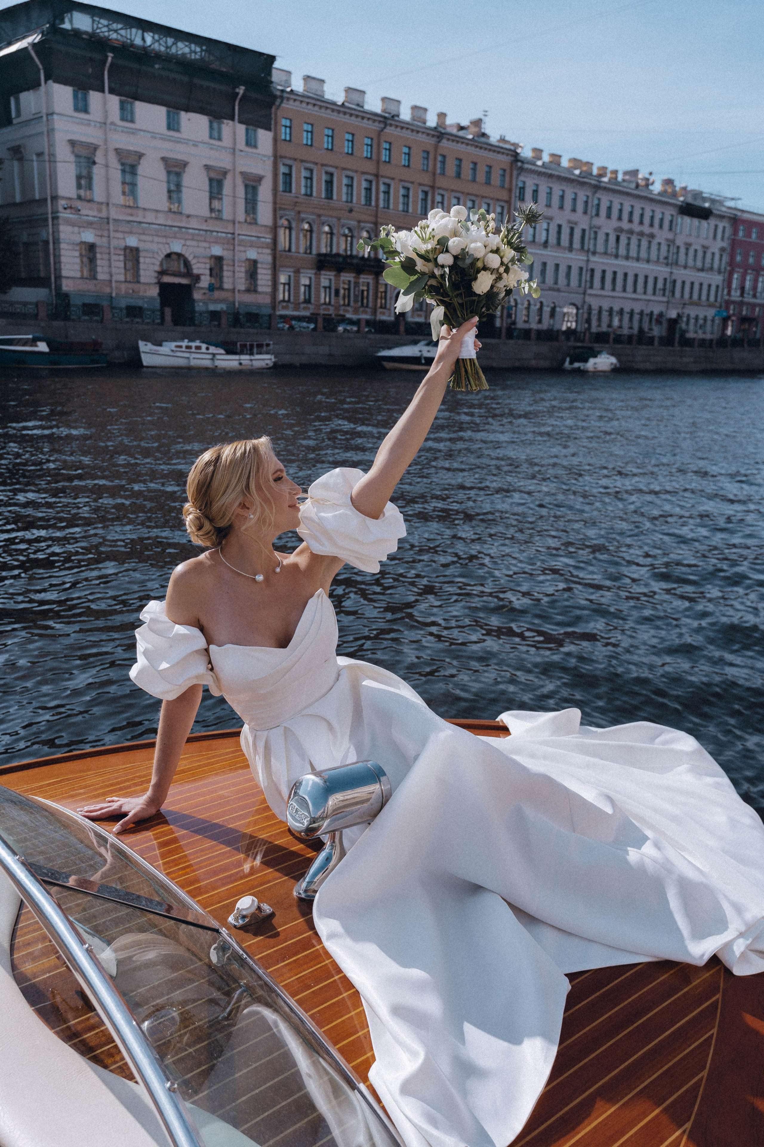 СВАДЕНБНАЯ СЬЕМКА НА КАТЕРЕ ПО КАНАЛАМ САНКТ-ПЕТЕРБУРГА И В АКВАТОРИИ НЕВЫ. Профессиональный фотограф, Санкт-Петербург — Виктория Богомолова
