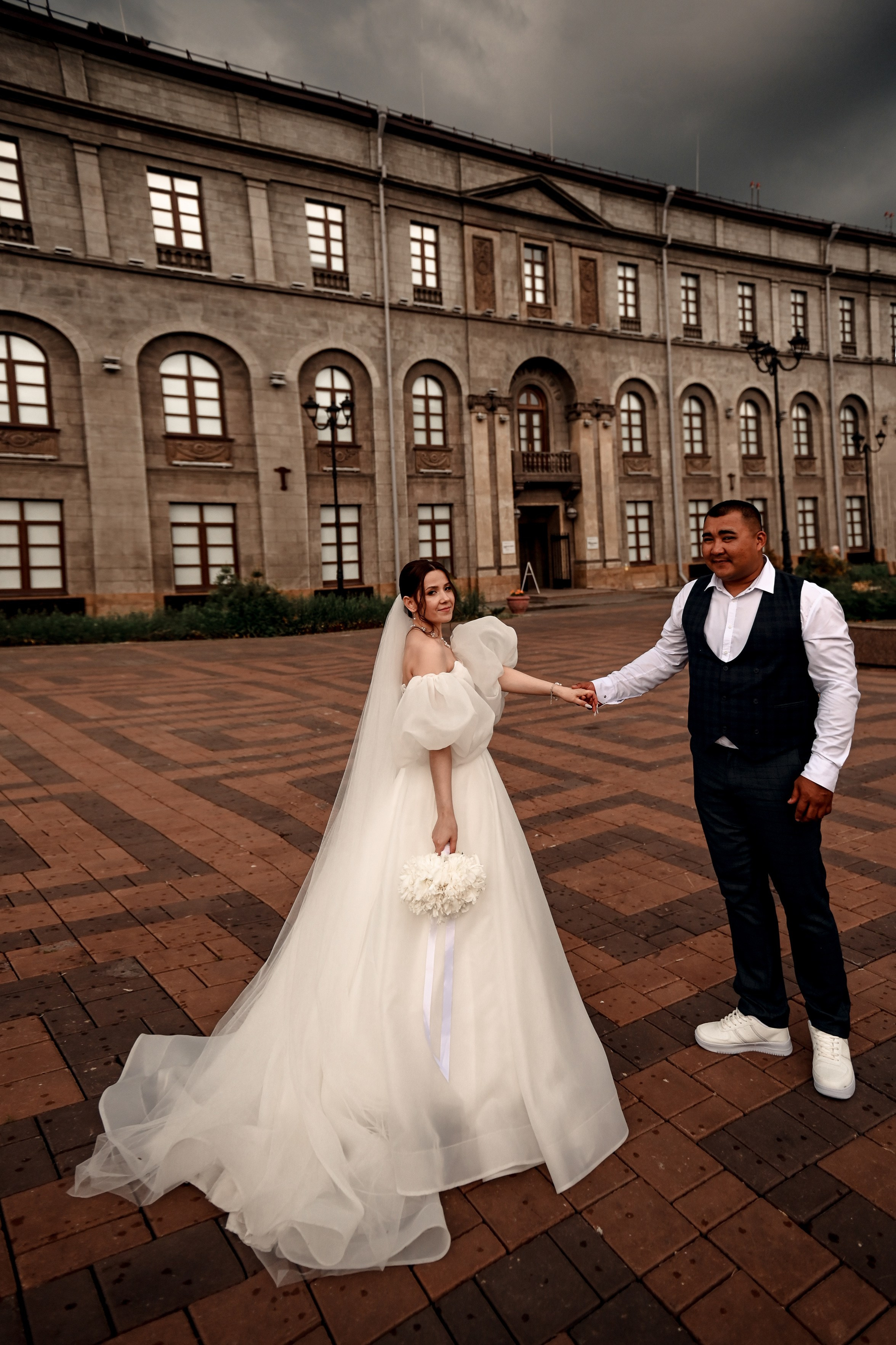Небольшая свадебная серия в музее и прогулкой под дождем Эльмиры и Ризата. Свадебный, семейный, детский, контент фотограф в Омске Максим Ильин