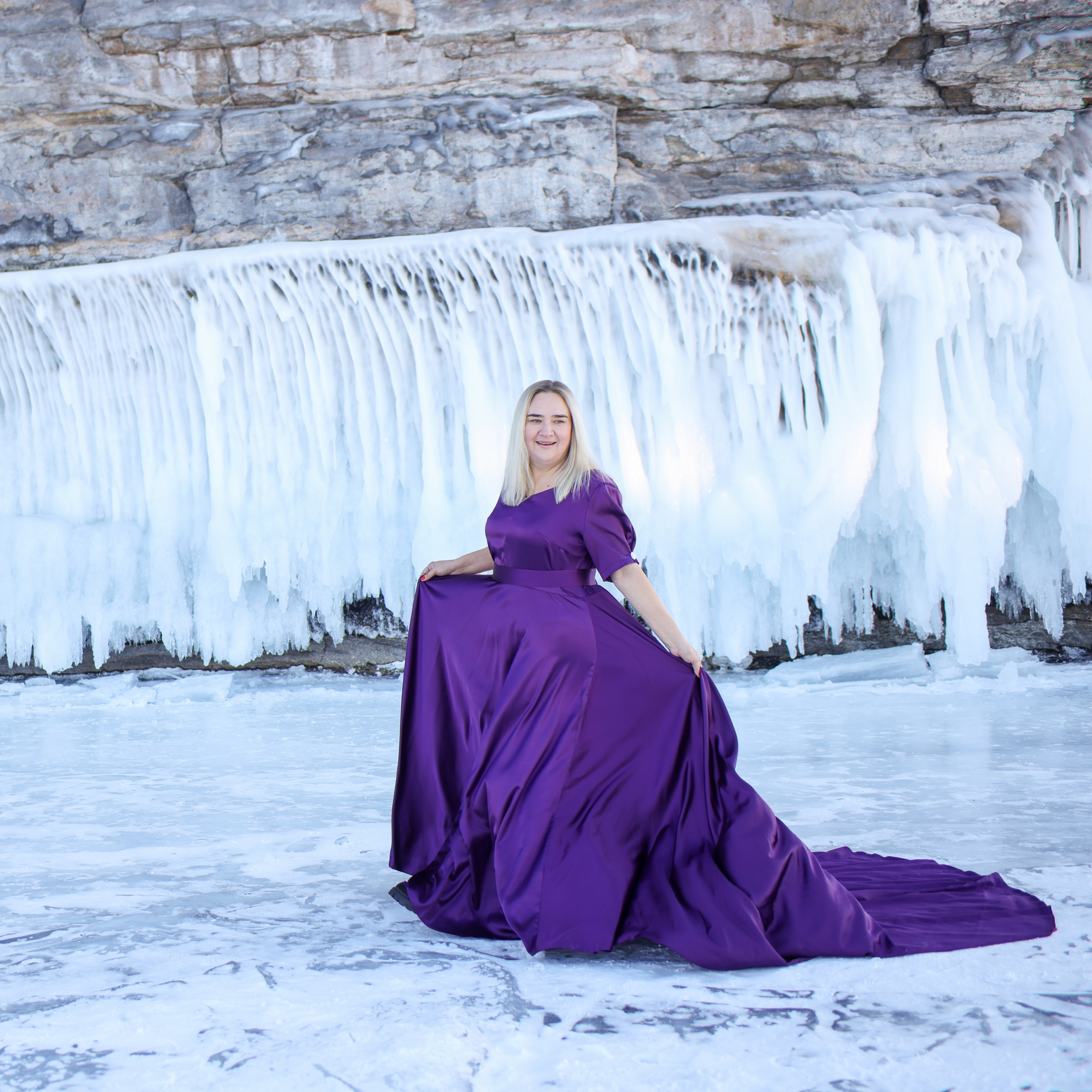 Платье атласное со шлефом фиолетового цвета 56-58 рр. Туры на Байкал с фотографом под ключ. Фотосессии на Ольхоне