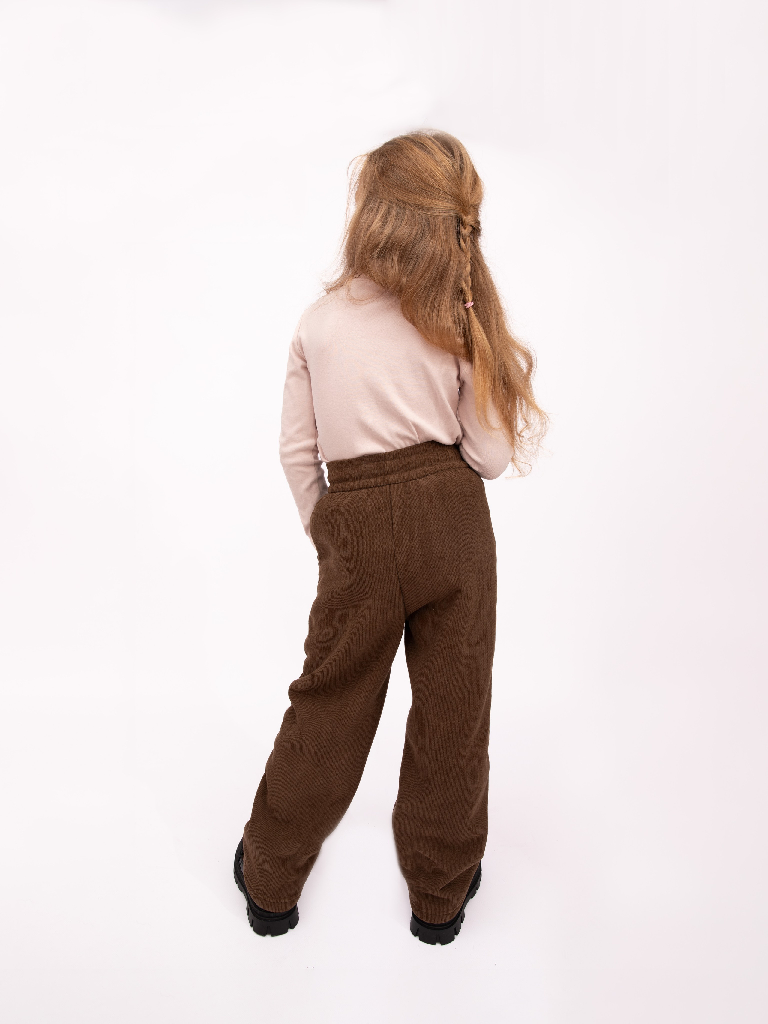 Детские брюки. Фотостудия предметной и модельной съёмки для маркетплейсов