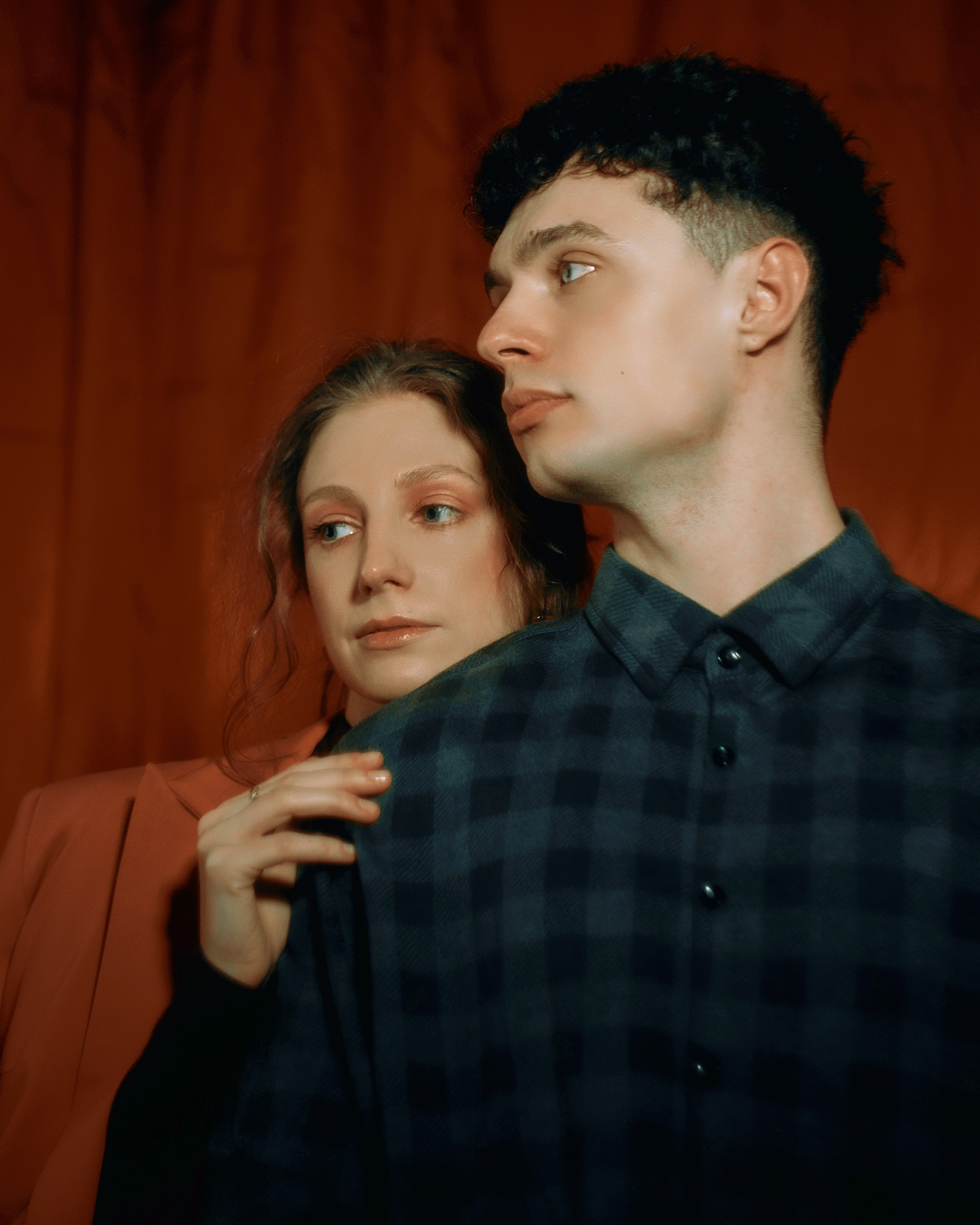 Крупный портрет пары в студии, авторская лавстори фотосессия с глубокой эмоциональностью и художественной подачей